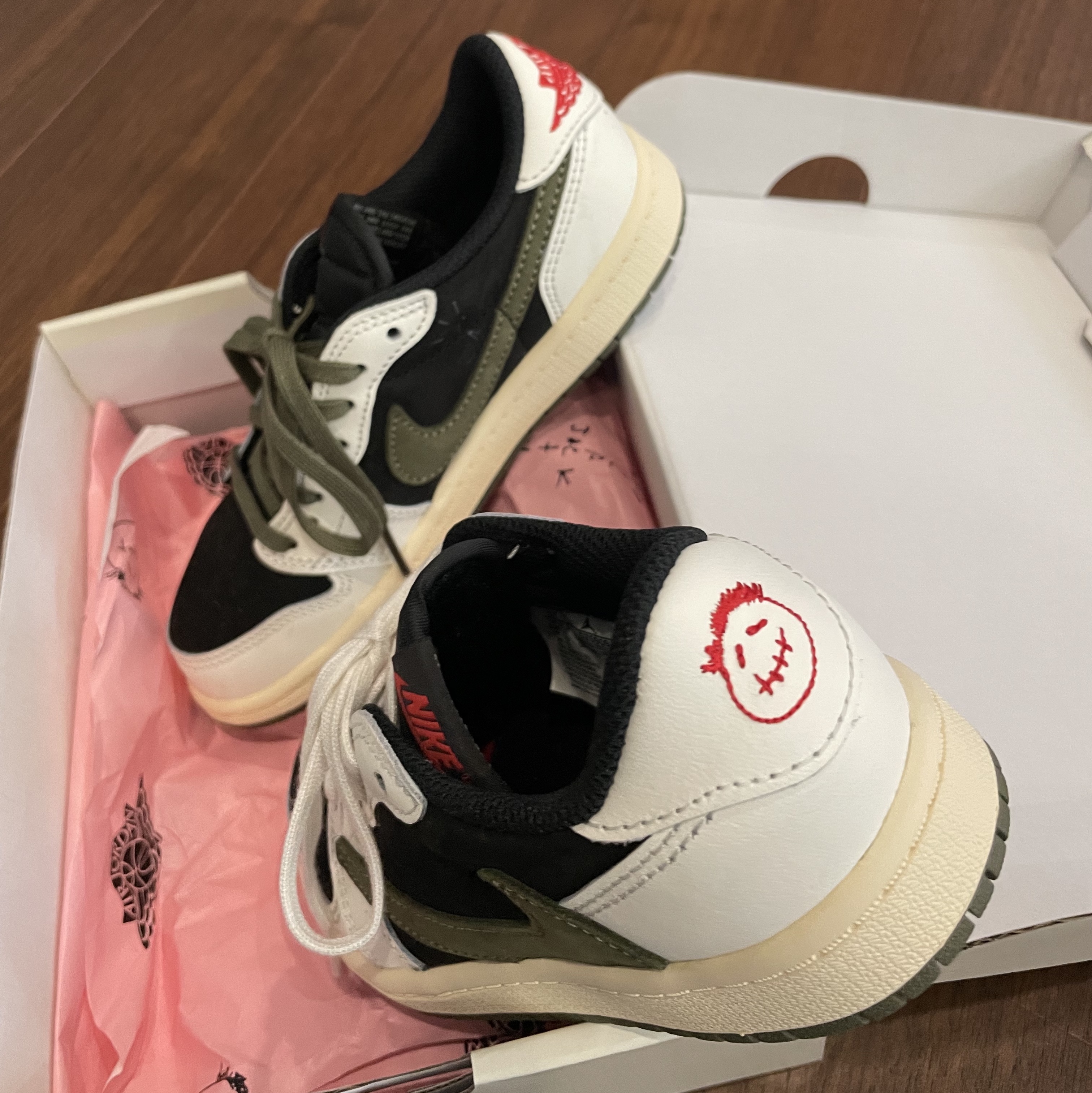 (PS) Jordan 1 x Travis Scott Retro Low OG SP Medium Olive 착용 스타일 - 2