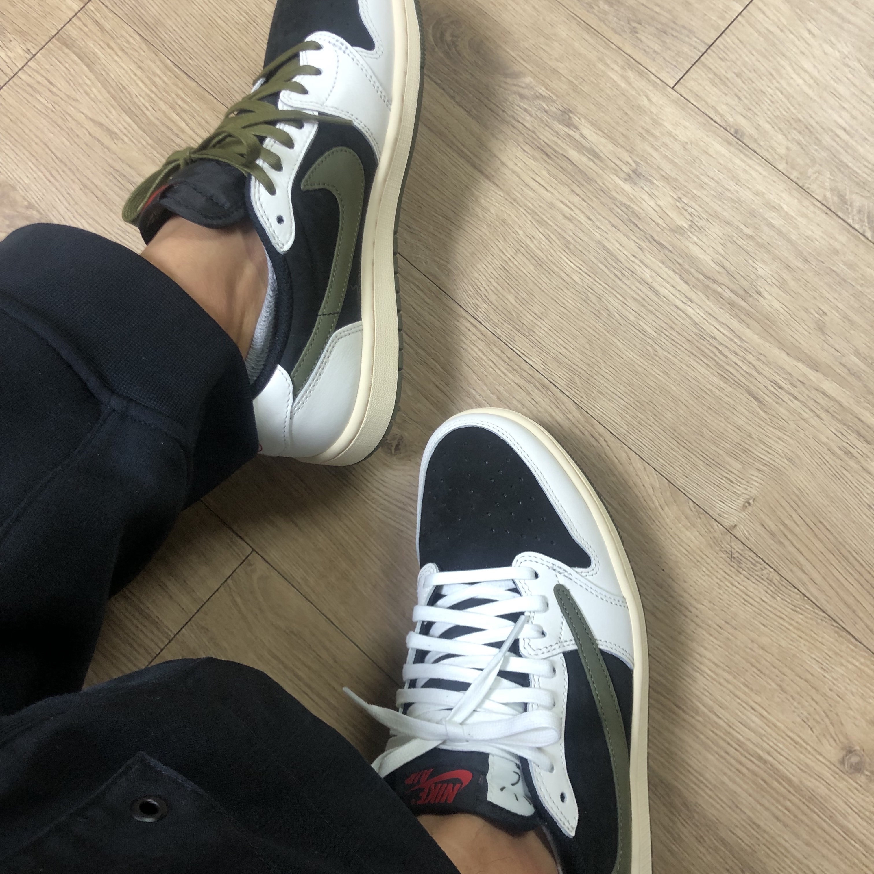 (W) Jordan 1 x Travis Scott Retro Low OG SP Medium Olive, Nike x Peaceminusone Wide Pants Black (DR0096-010) 착용 스타일 - 1