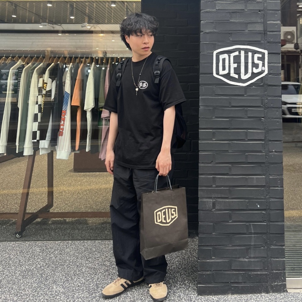 Dada Student T-Shirt Black, Adidas Samba ADV Cardboard 착용 스타일