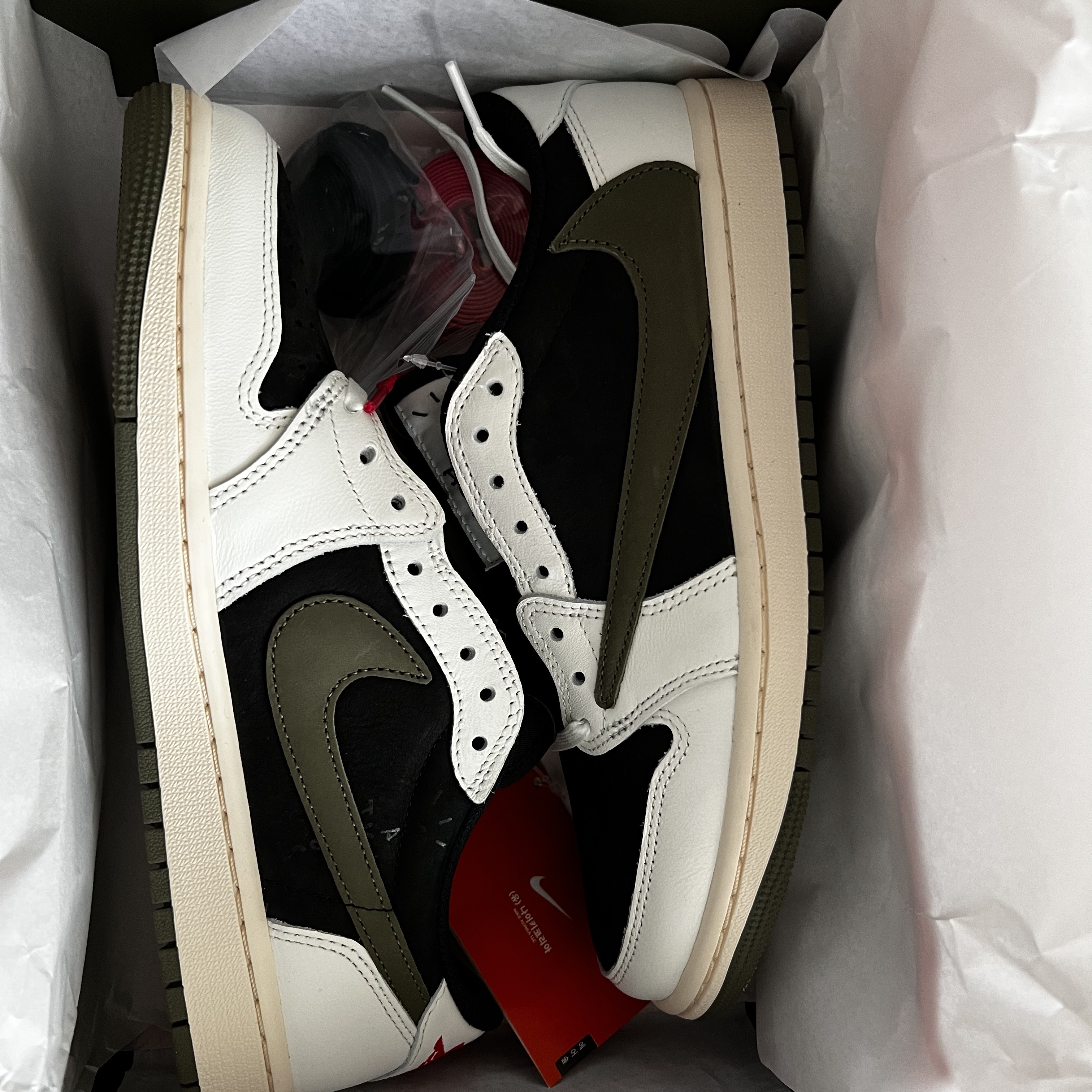 (W) Jordan 1 x Travis Scott Retro Low OG SP Medium Olive 착용 스타일 - 1