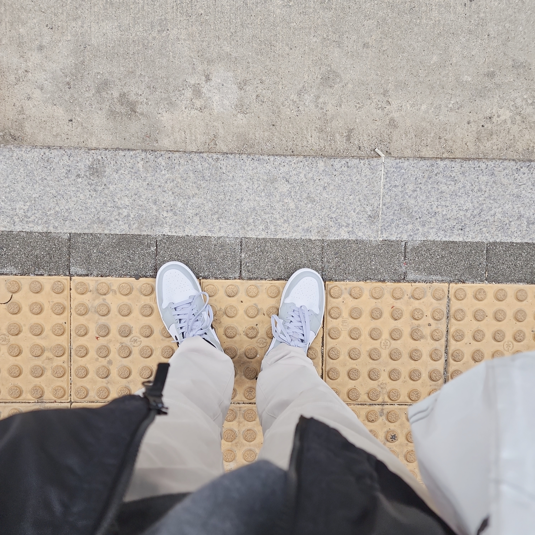 Jordan 1 Mid Light Smoke Grey 착용 스타일