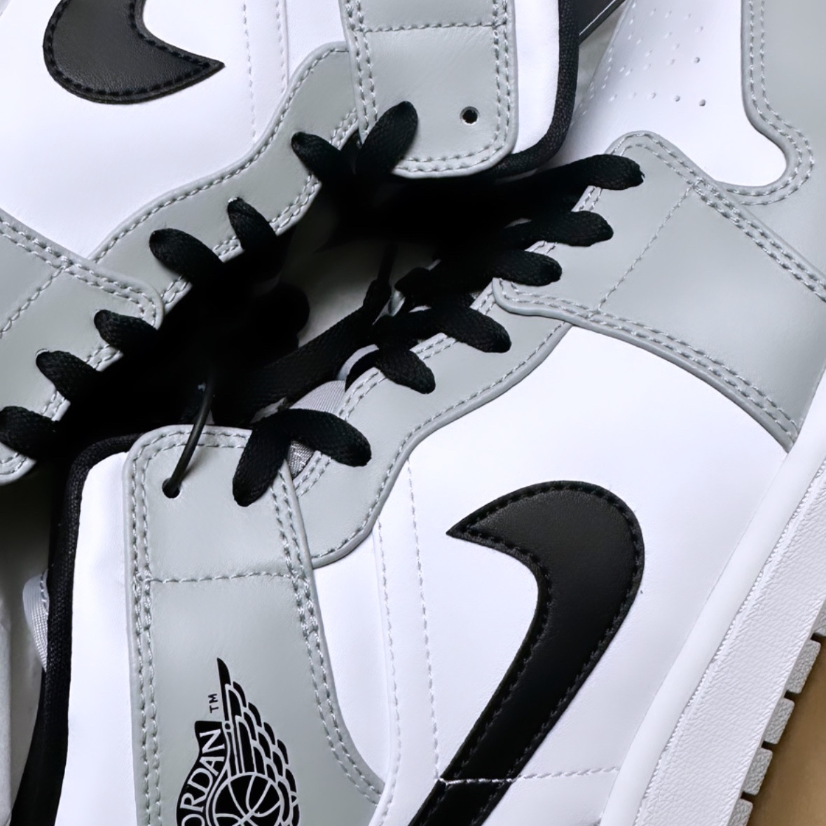 Jordan 1 Mid Light Smoke Grey 착용 스타일