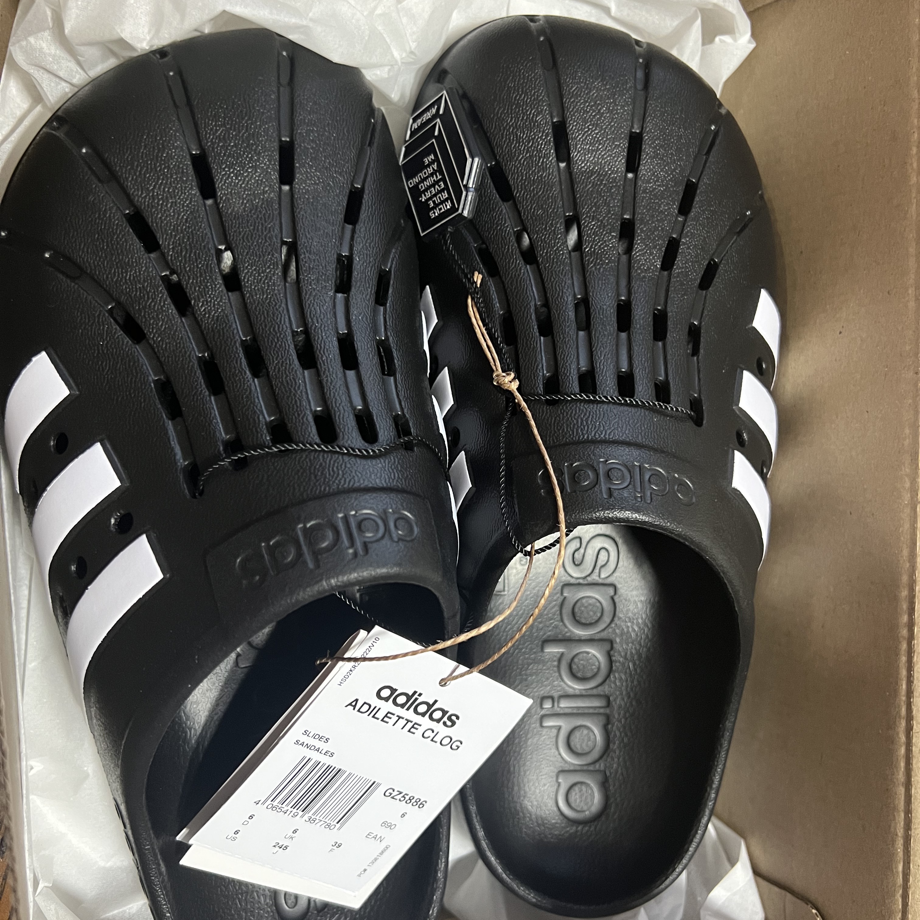 Adidas Adilette Clog Black White 착용 스타일