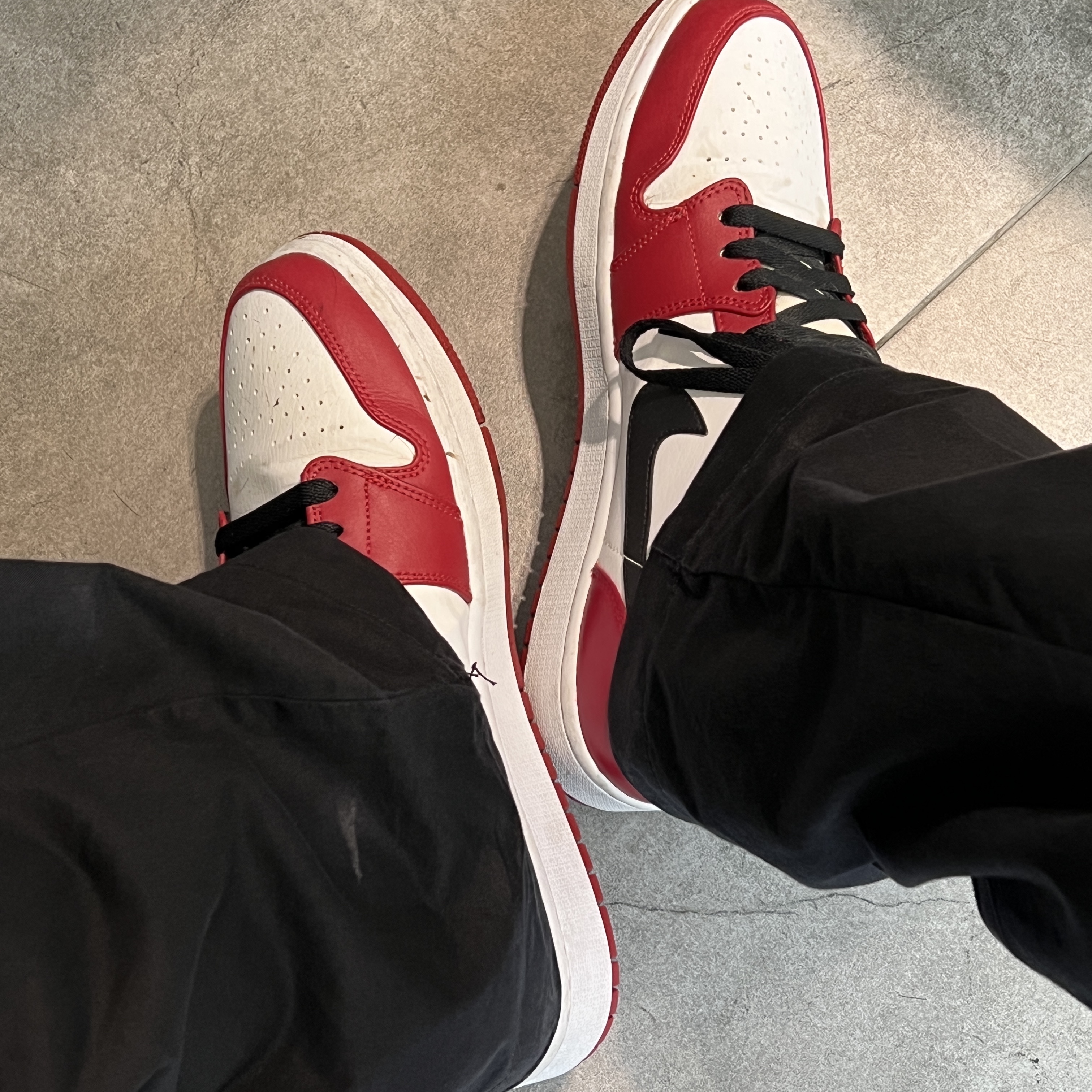 Jordan 1 Mid Chicago 2020, Stussy Basic Stussy T-Shirt White 2023 착용 스타일 - 2