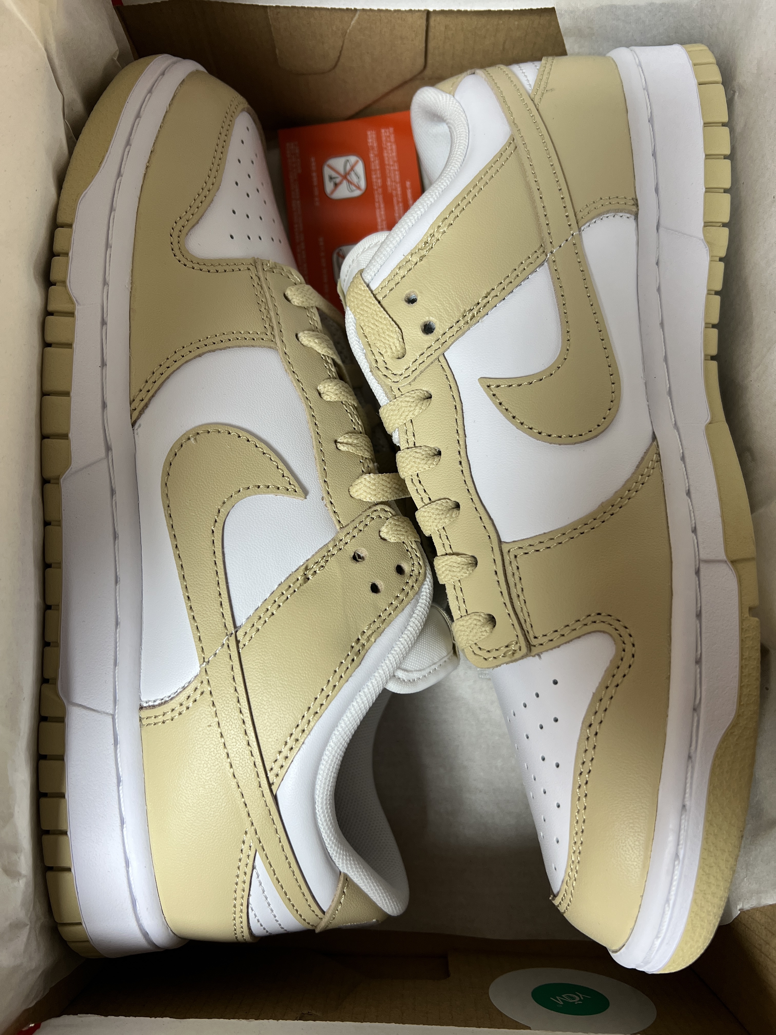 Nike Dunk Low Team Gold and White 착용 스타일