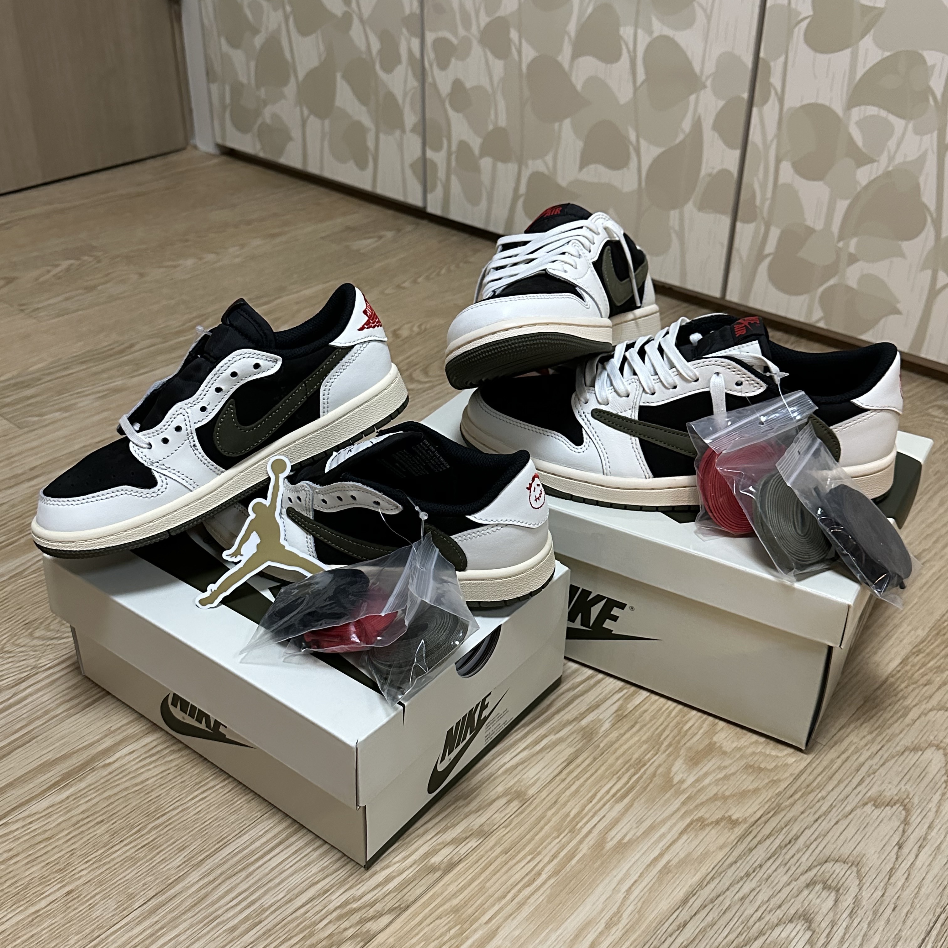 (W) Jordan 1 x Travis Scott Retro Low OG SP Medium Olive, (PS) Jordan 1 x Travis Scott Retro Low OG SP Medium Olive 착용 스타일 - 1