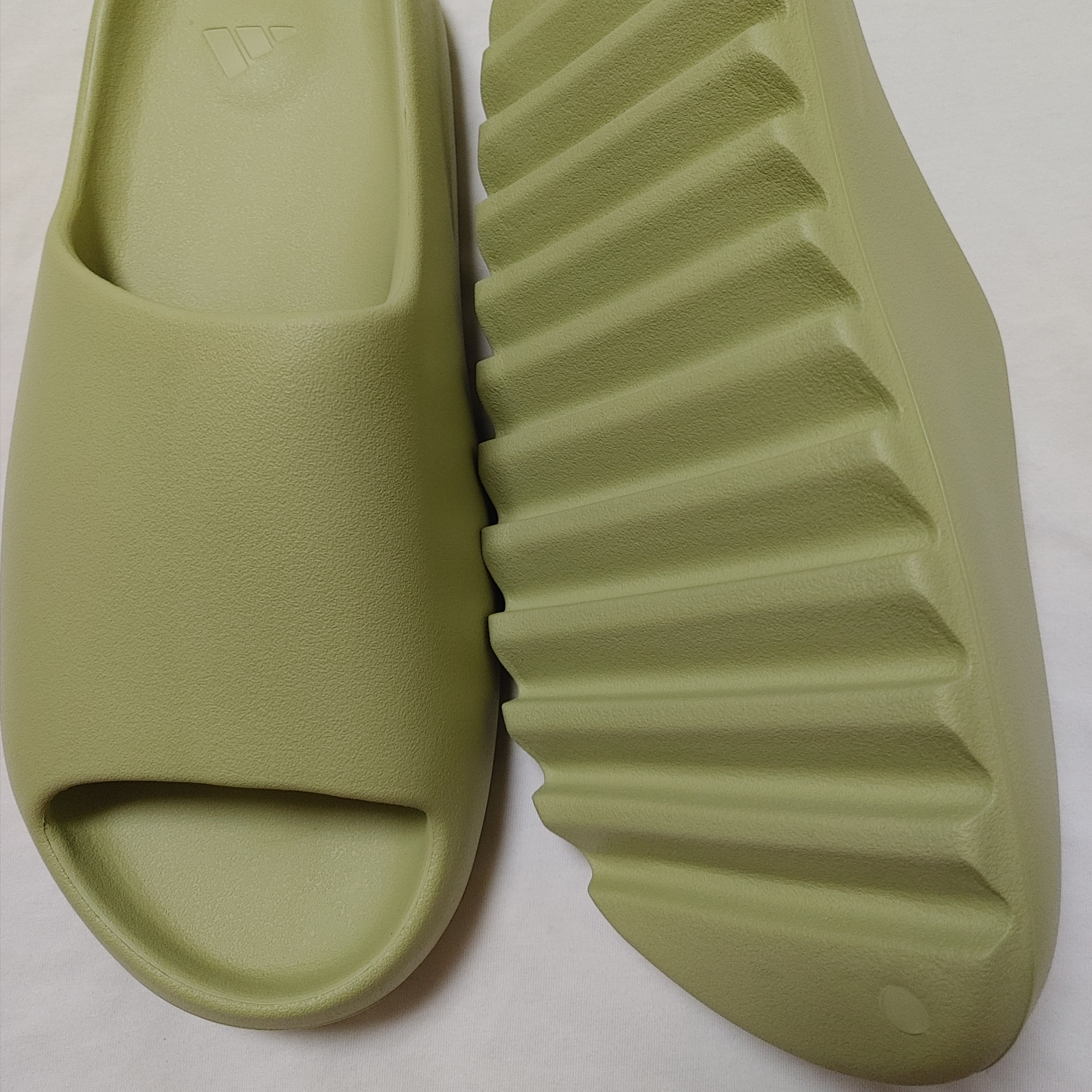 Adidas Yeezy Slide Resin 2022 착용 스타일