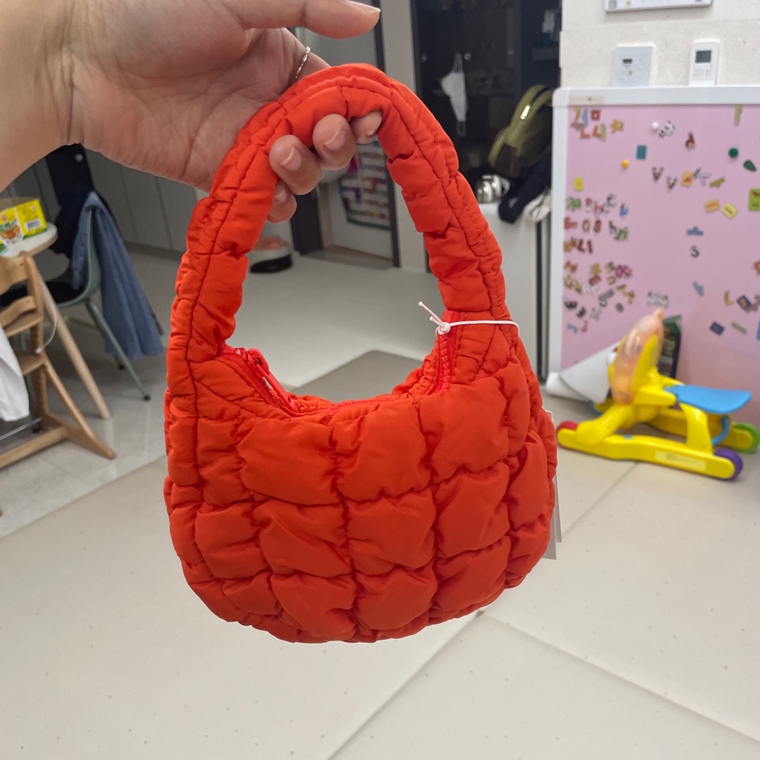 COS Quilted Micro Bag Orange 착용 스타일