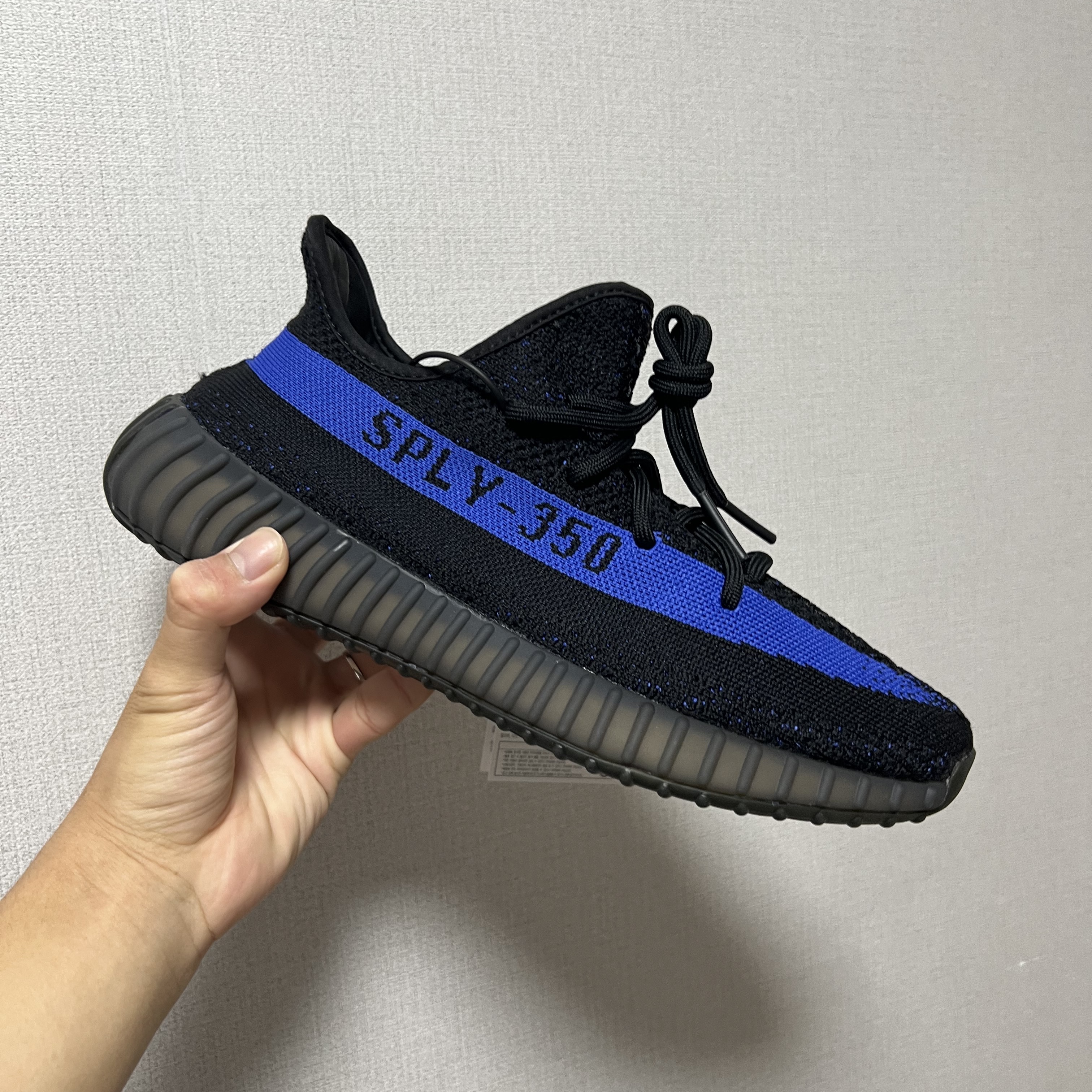 Adidas Yeezy Boost 350 V2 Dazzling Blue 착용 스타일 - 2