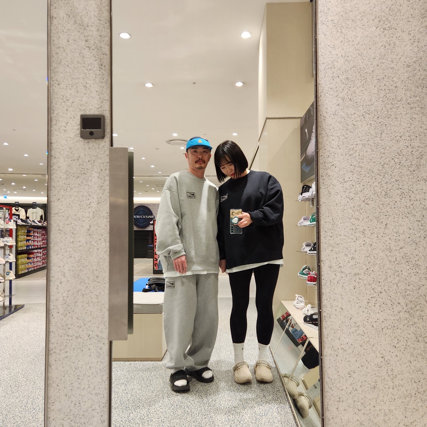 Nike x Stussy NRG Fleece Crewneck Dark Grey Heather (DO9337-063), Nike x Stussy NRG Fleece Pants Dark Grey Heather (DO9340-063) 착용 스타일 - 1