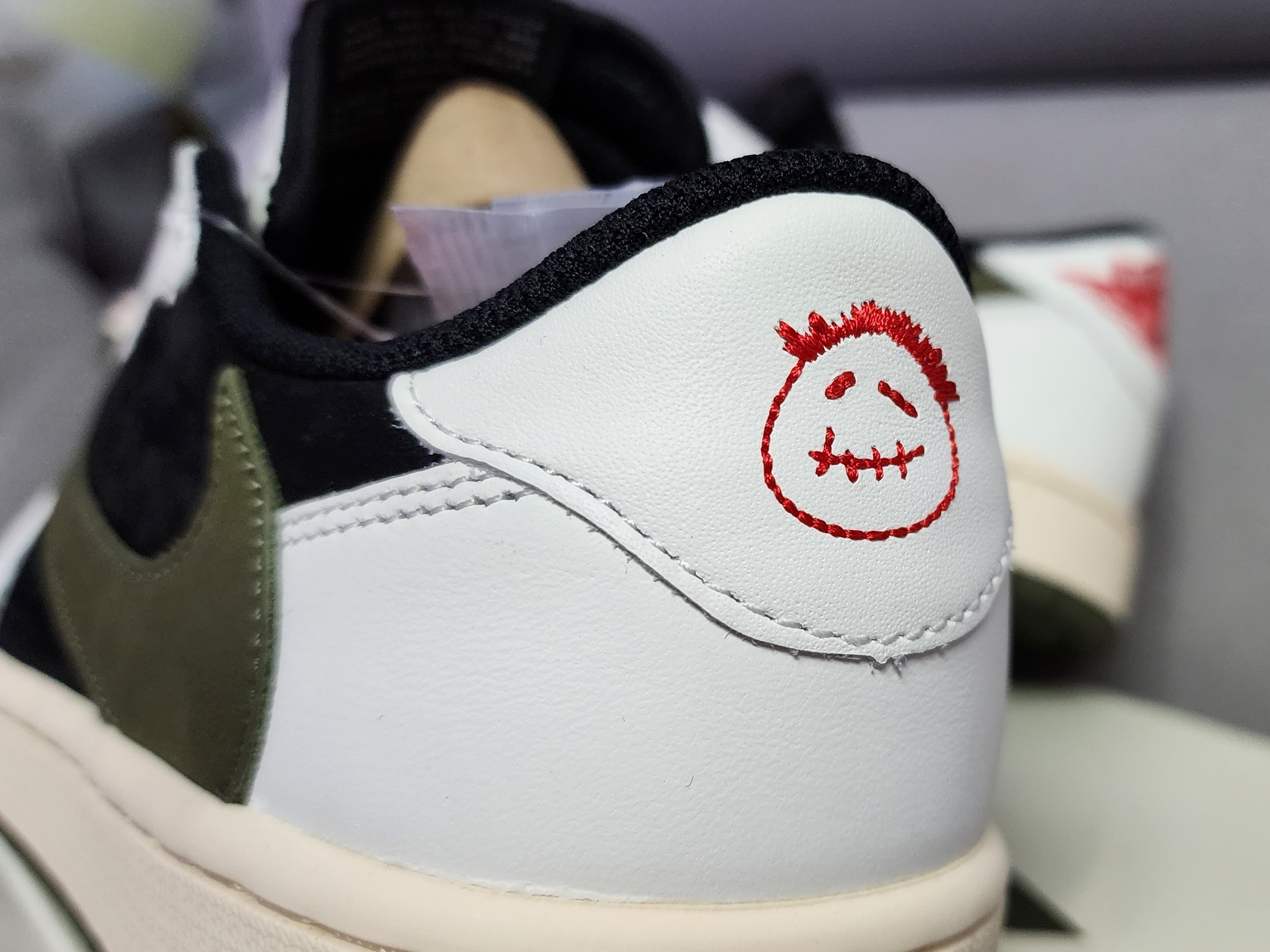 (W) Jordan 1 x Travis Scott Retro Low OG SP Medium Olive 착용 스타일 - 3