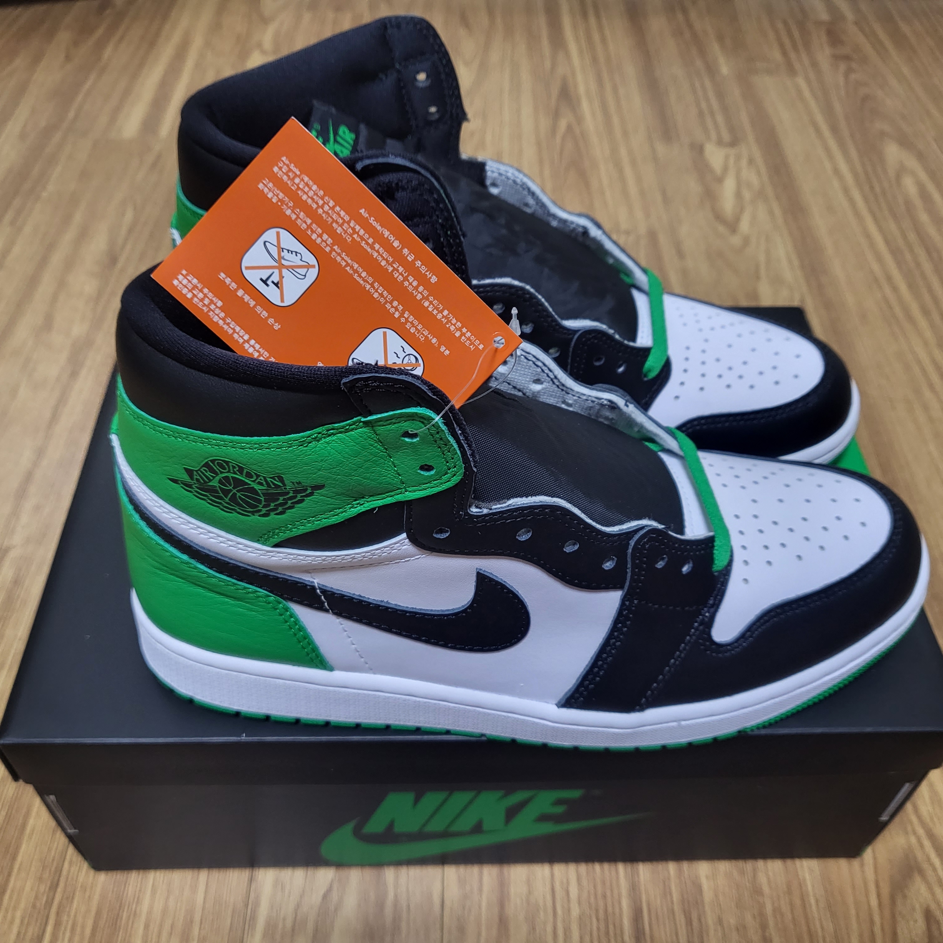 Jordan 1 Retro High OG Black and Lucky Green 착용 스타일