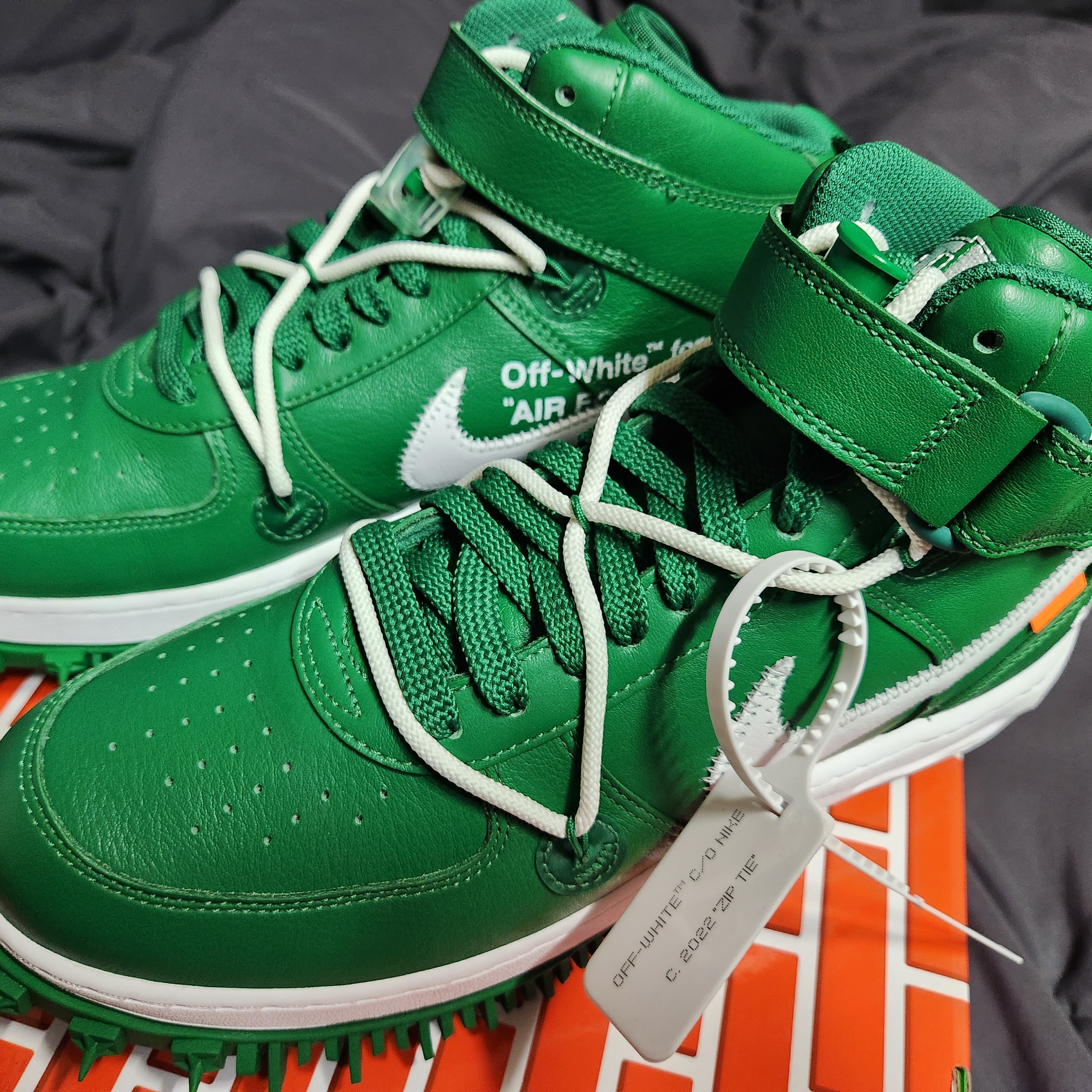 Nike x Off-White Air Force 1 Mid SP Leather Pine Green 착용 스타일 - 2