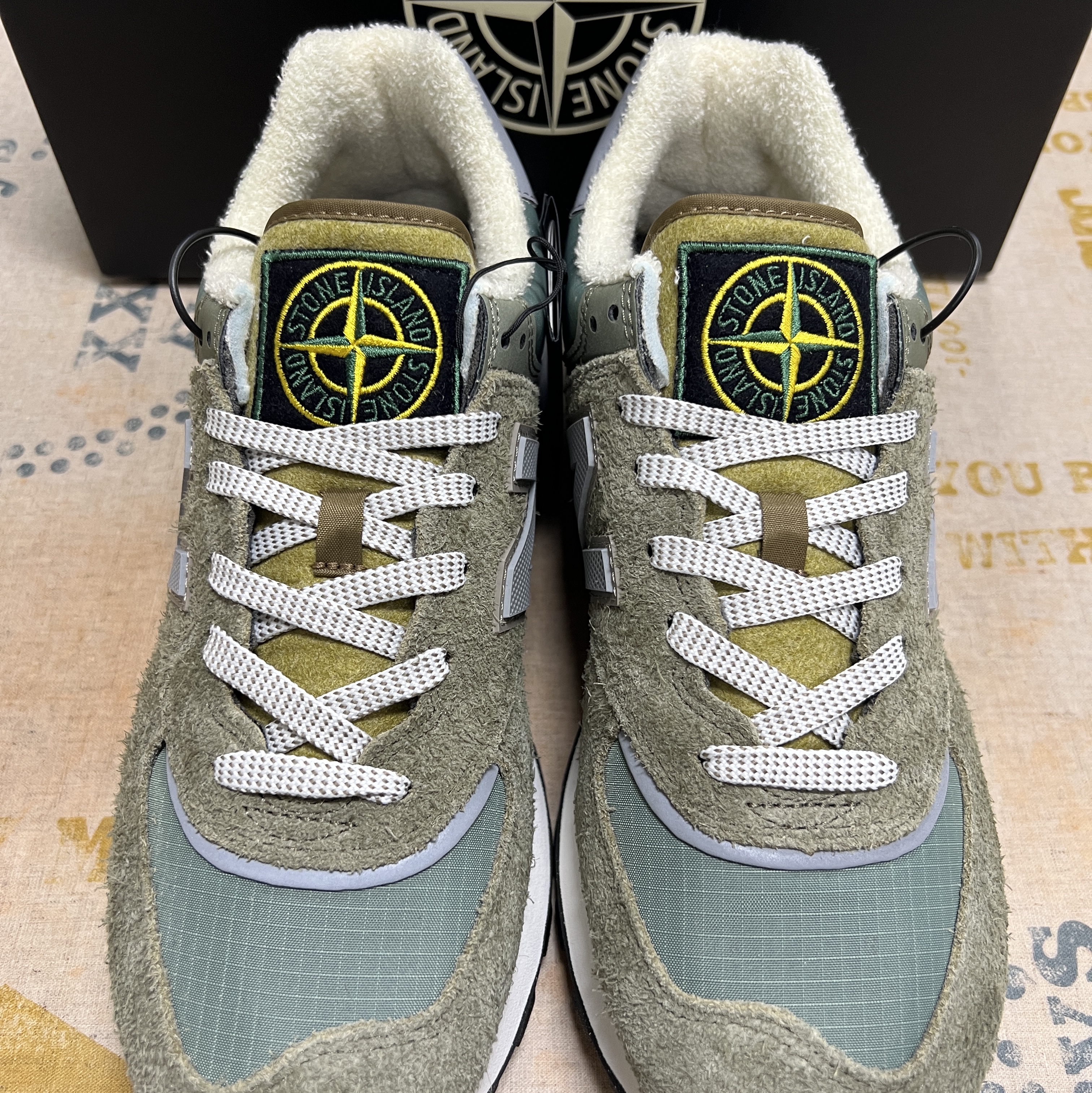 New Balance x Stone Island 574 Legacy Green 착용 스타일 - 3