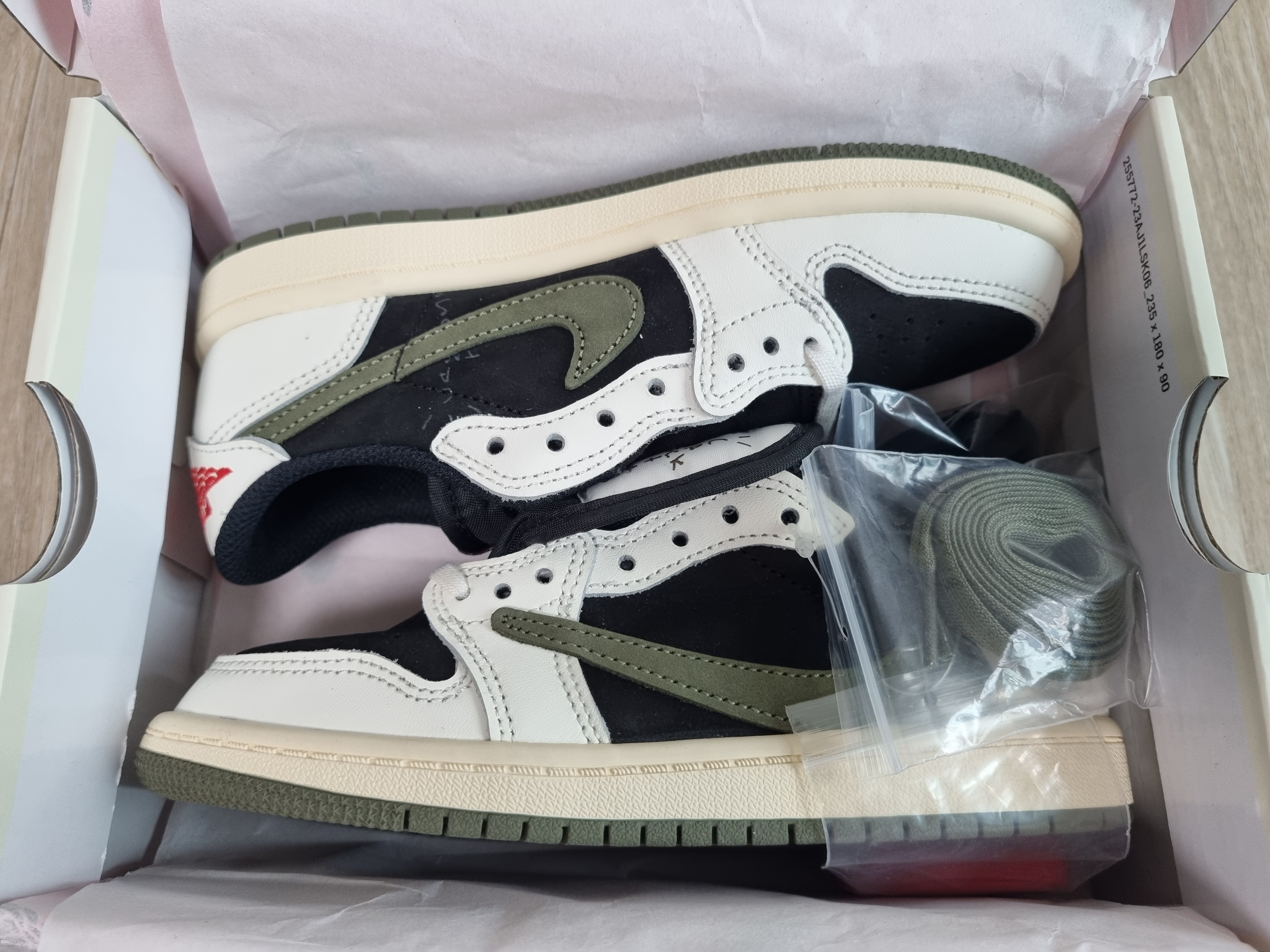 (PS) Jordan 1 x Travis Scott Retro Low OG SP Medium Olive 착용 스타일 - 1