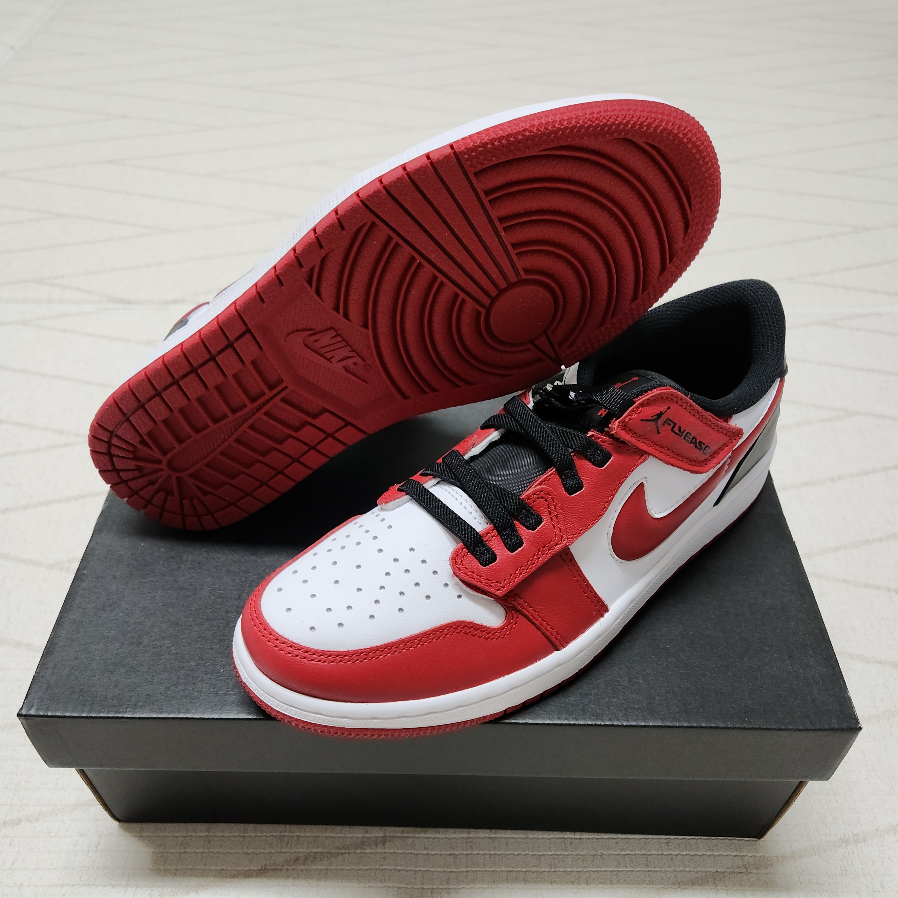 Jordan 1 Low Flyease Gym Red and Black, Jordan 1 Low Flyease Taxi 착용 스타일 - 1