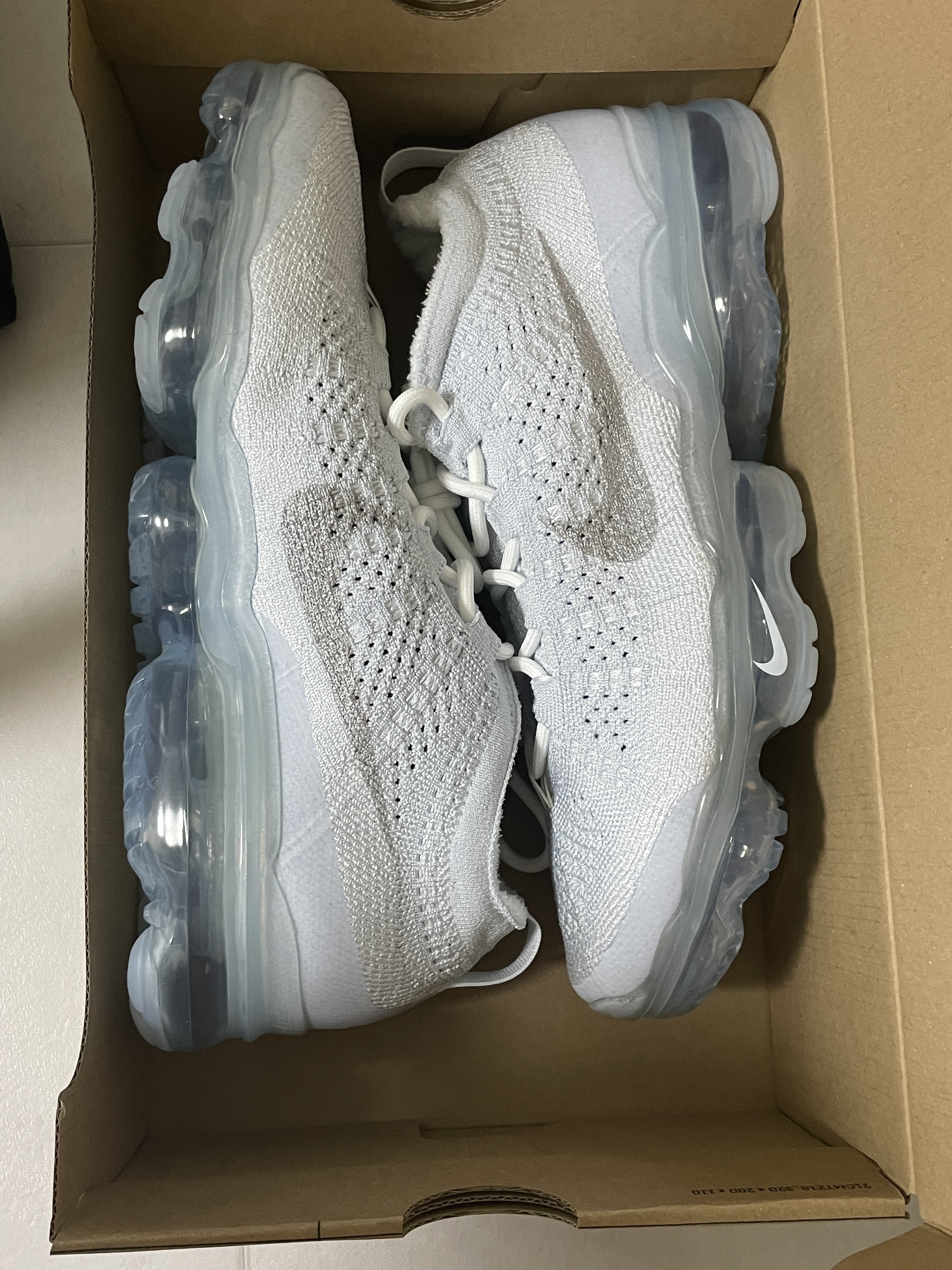 Nike Air VaporMax 2023 Flyknit Pure Platinum 착용 스타일