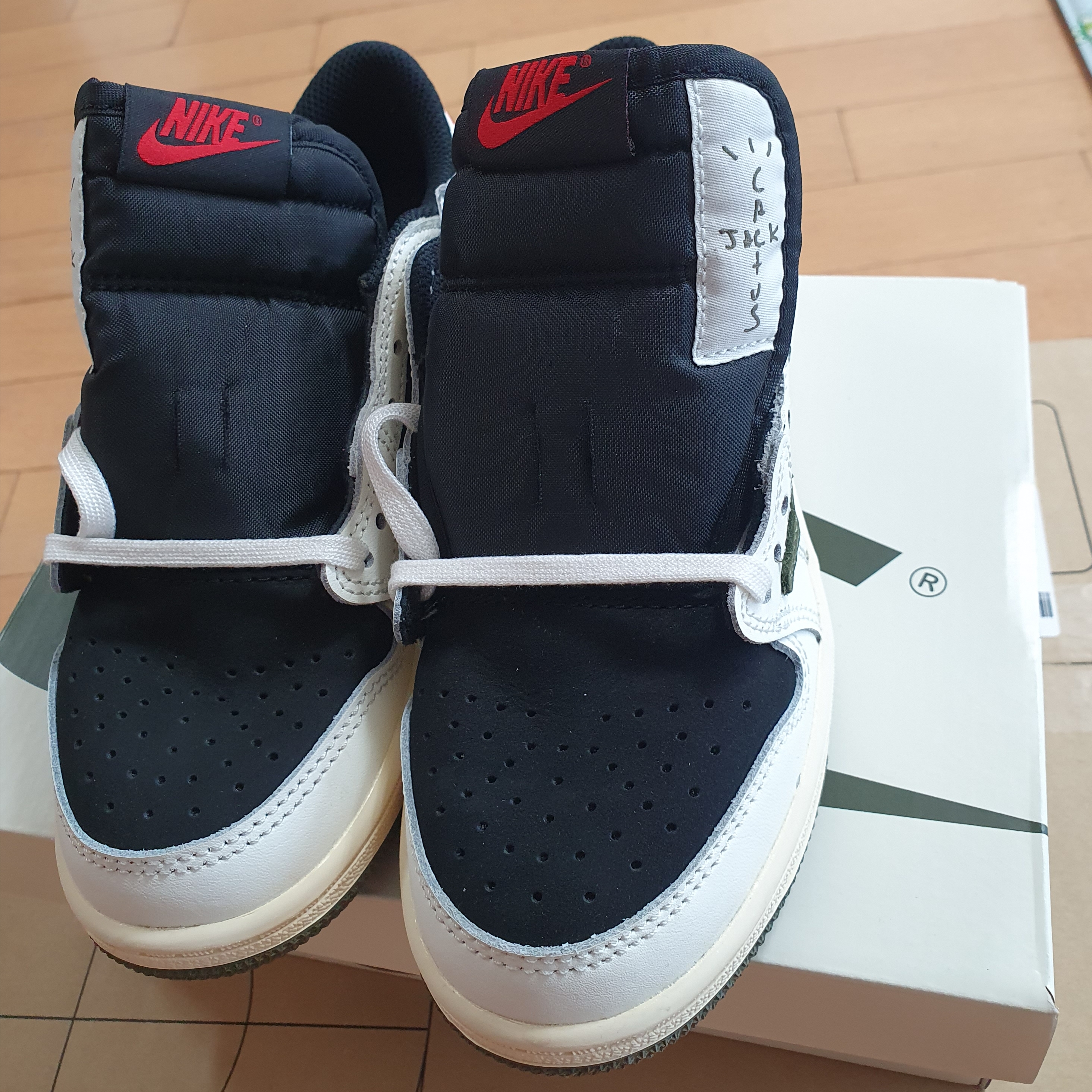 (PS) Jordan 1 x Travis Scott Retro Low OG SP Medium Olive 착용 스타일 - 3