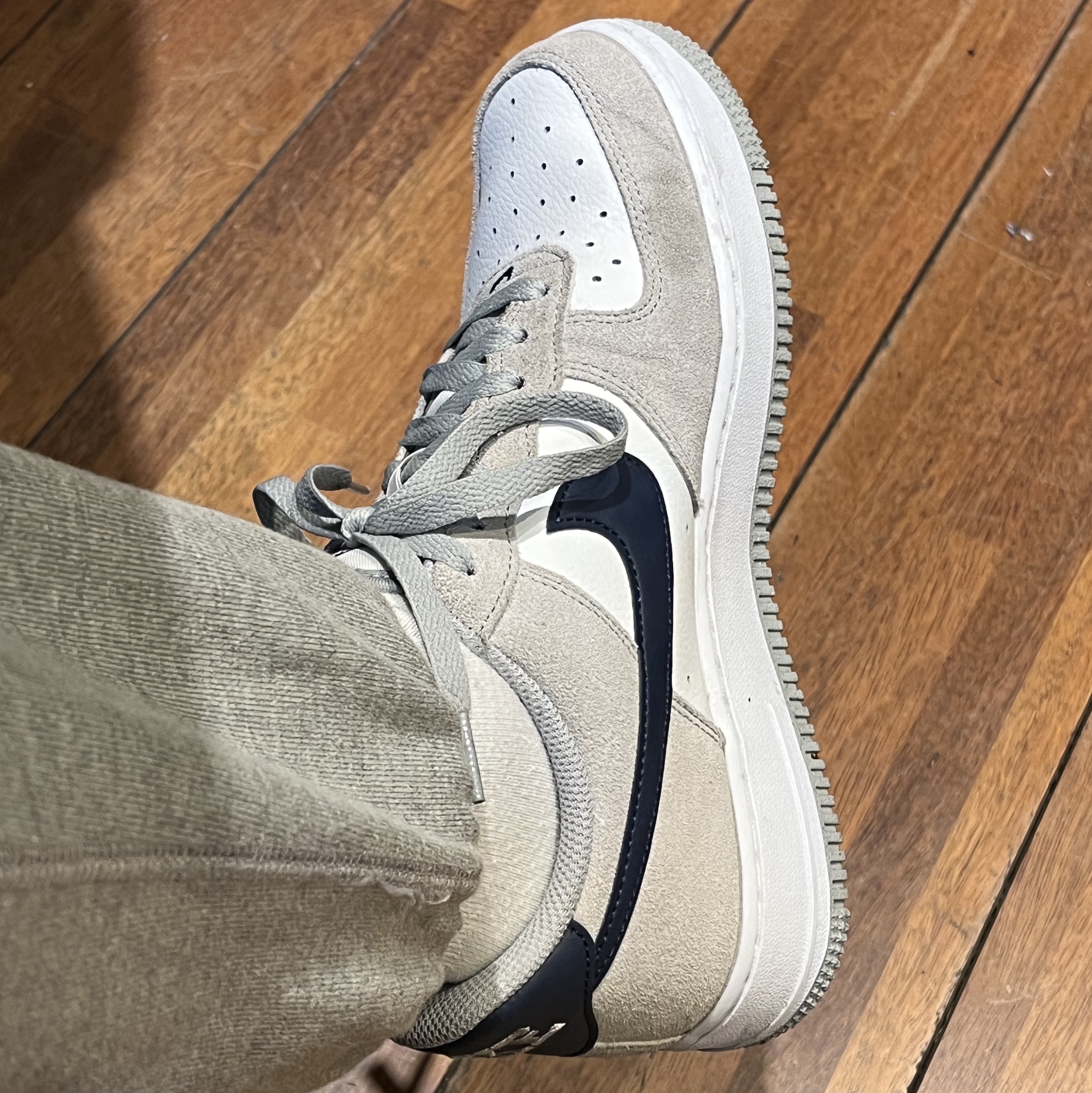 Nike Air Force 1 '07 Light Smoke Grey Midnight Navy 착용 스타일