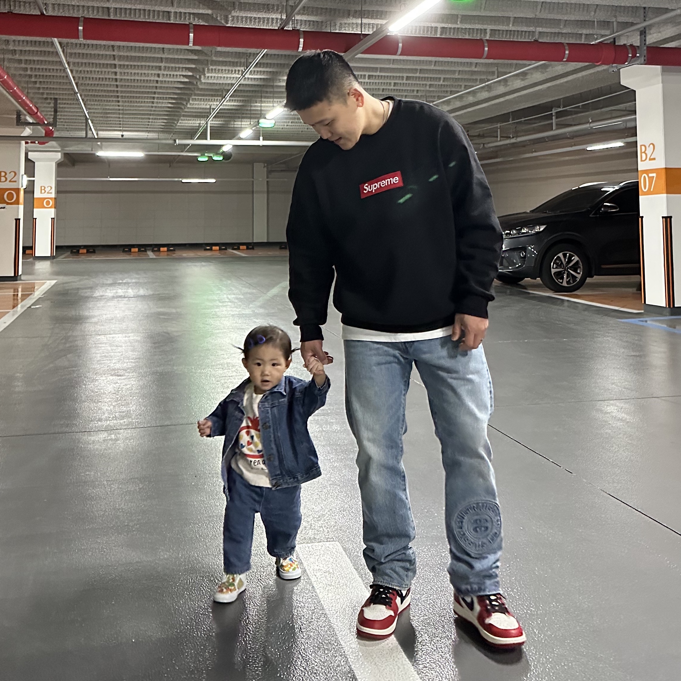 Stussy x Levi's Embossed 501 Jean Indigo, Jordan 1 Retro High OG Chicago 2022 착용 스타일