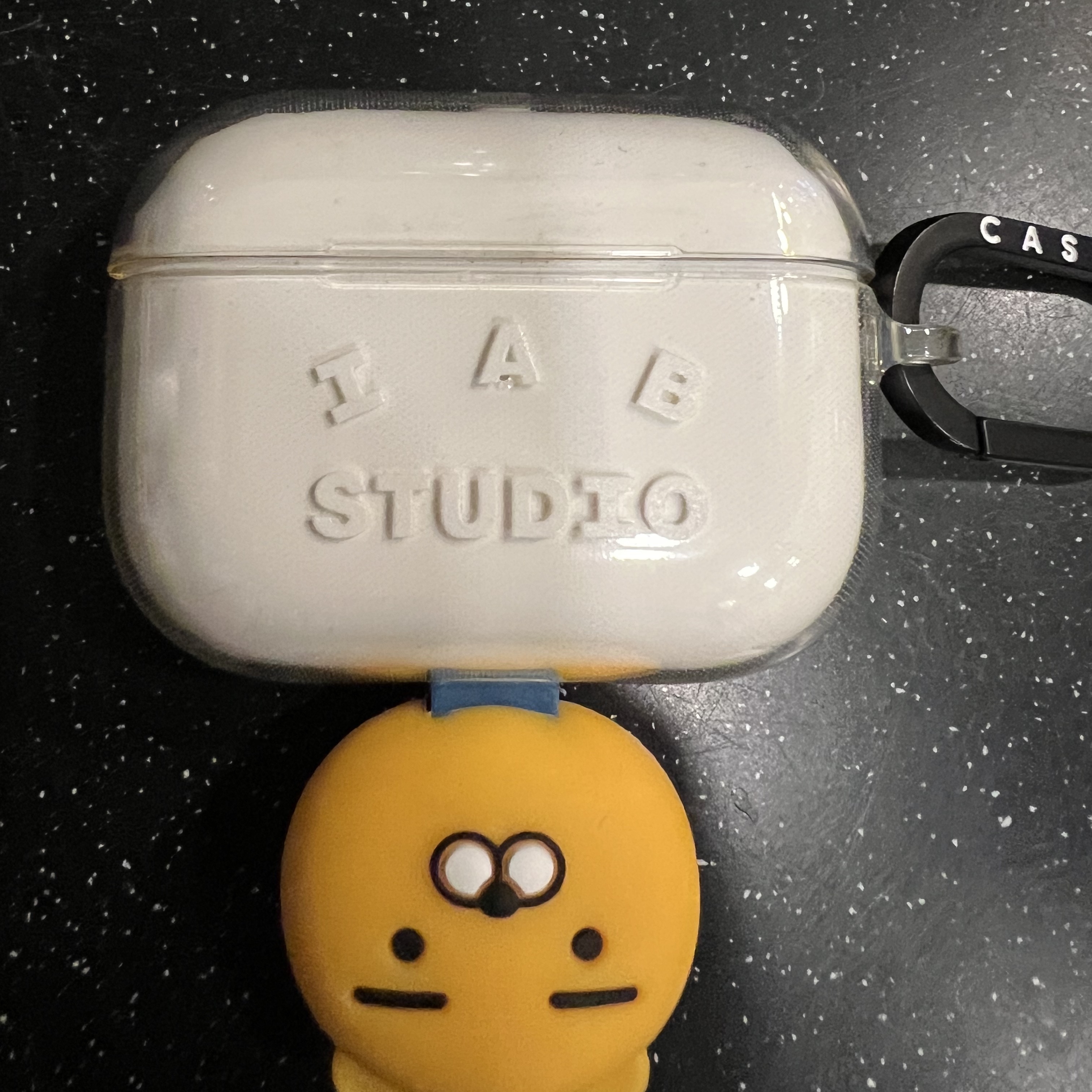 Casetify x IAB Studio Single White Logo AirPods Pro Case Clear 착용 스타일