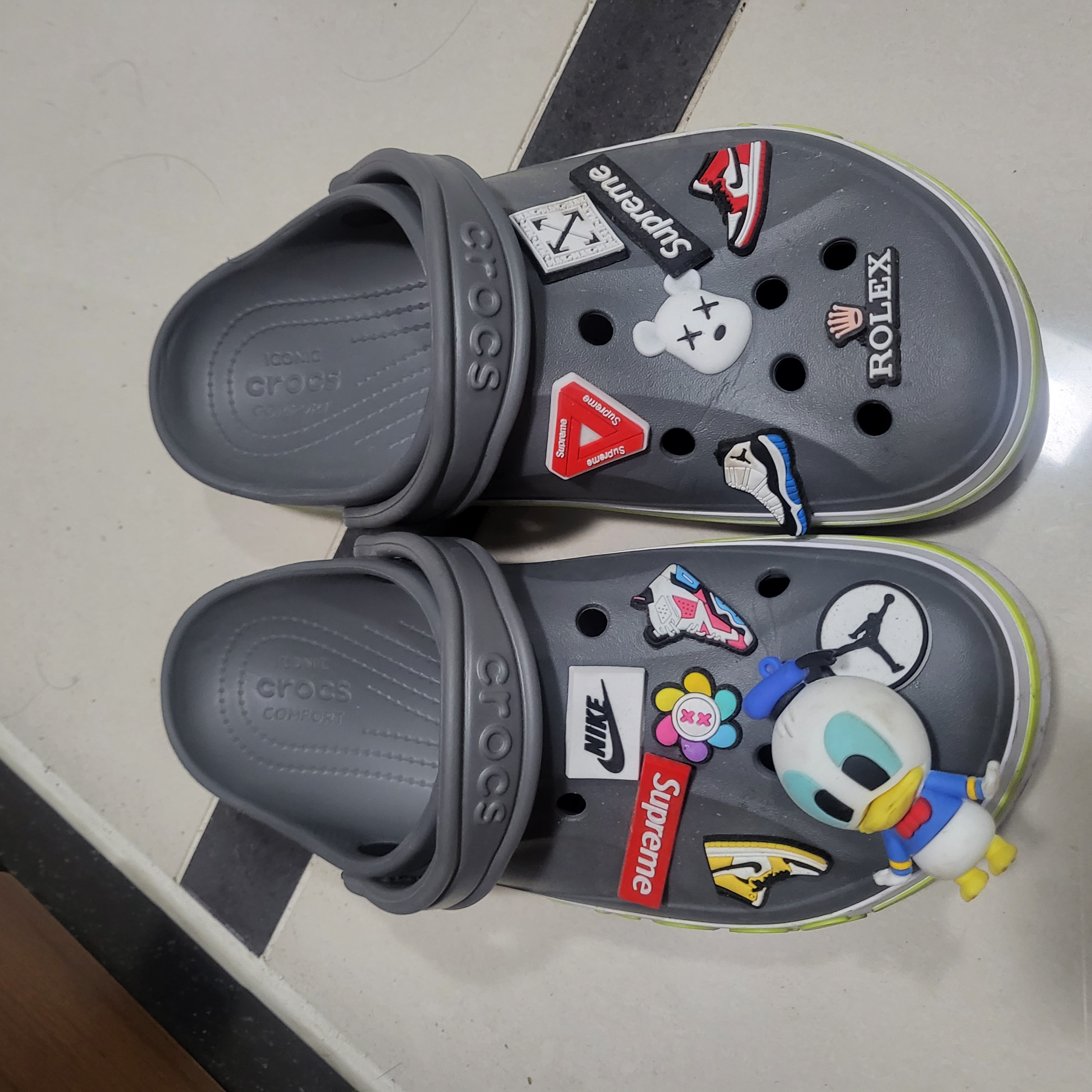 Crocs Bayaband Clog Slate Grey Lime Punch 착용 스타일
