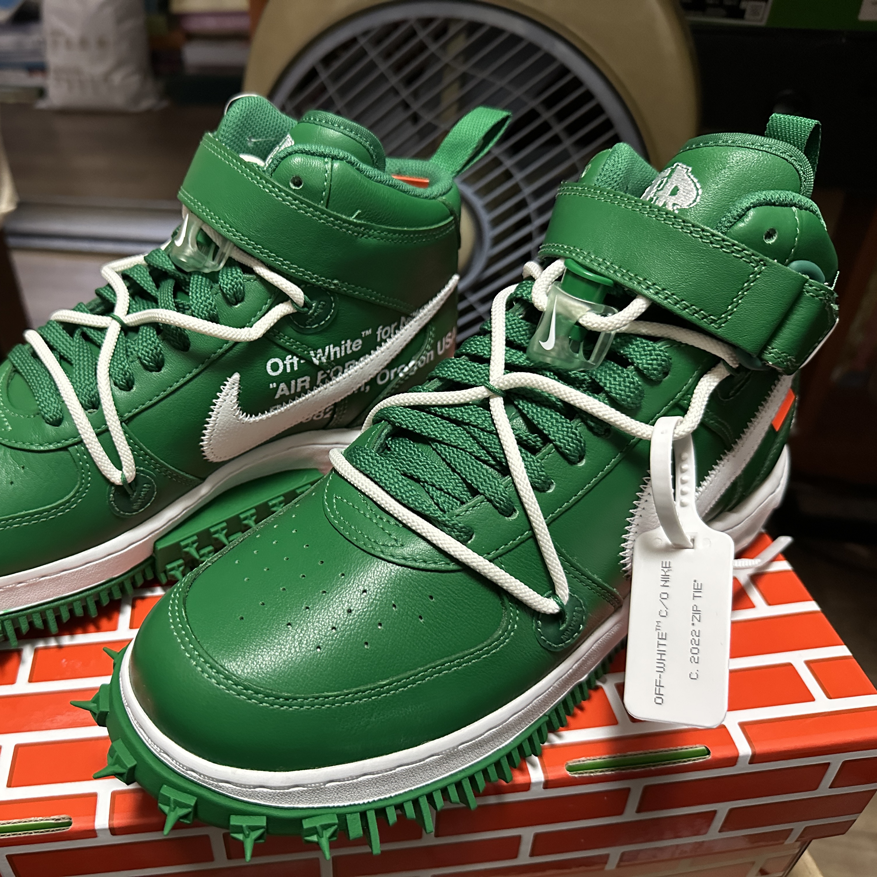 Nike x Off-White Air Force 1 Mid SP Leather Pine Green 착용 스타일 - 2