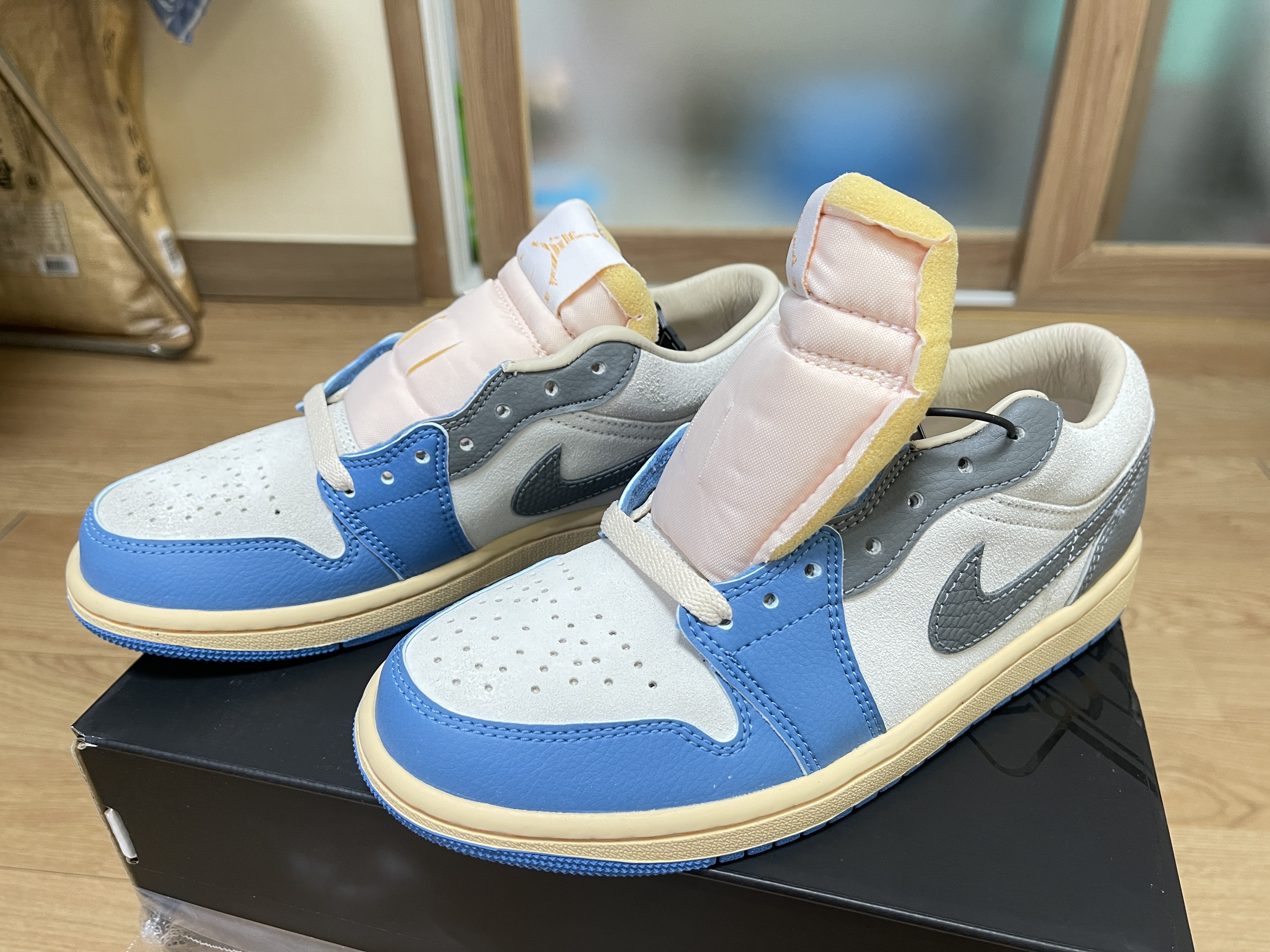 Jordan 1 Low SE Tokyo 96 착용 스타일 - 1