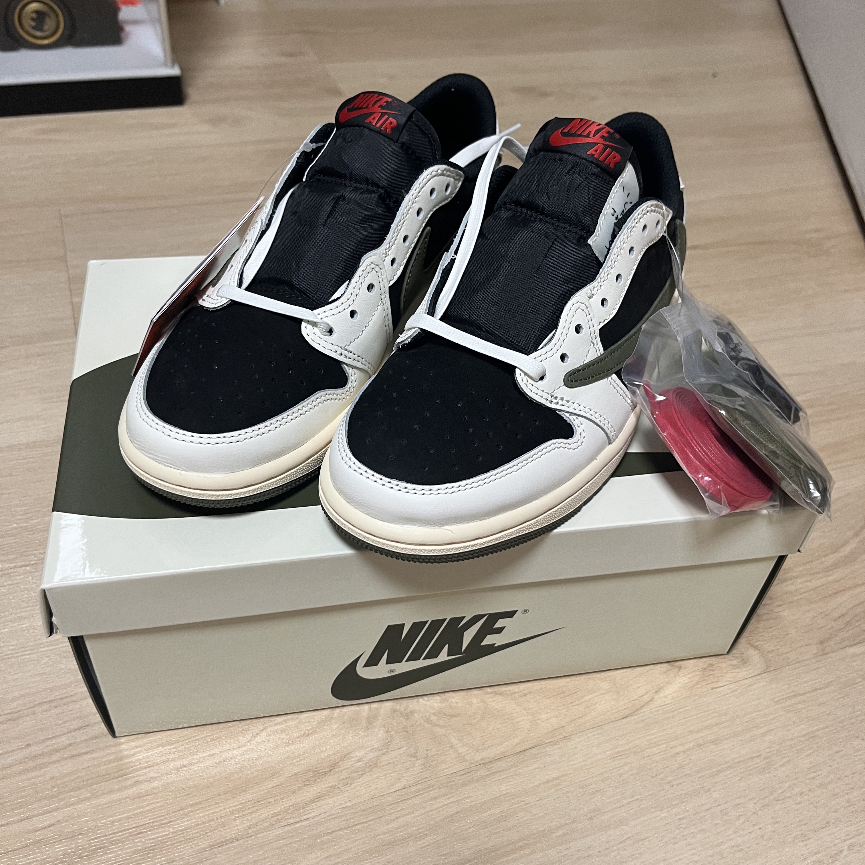 (W) Jordan 1 x Travis Scott Retro Low OG SP Medium Olive 착용 스타일