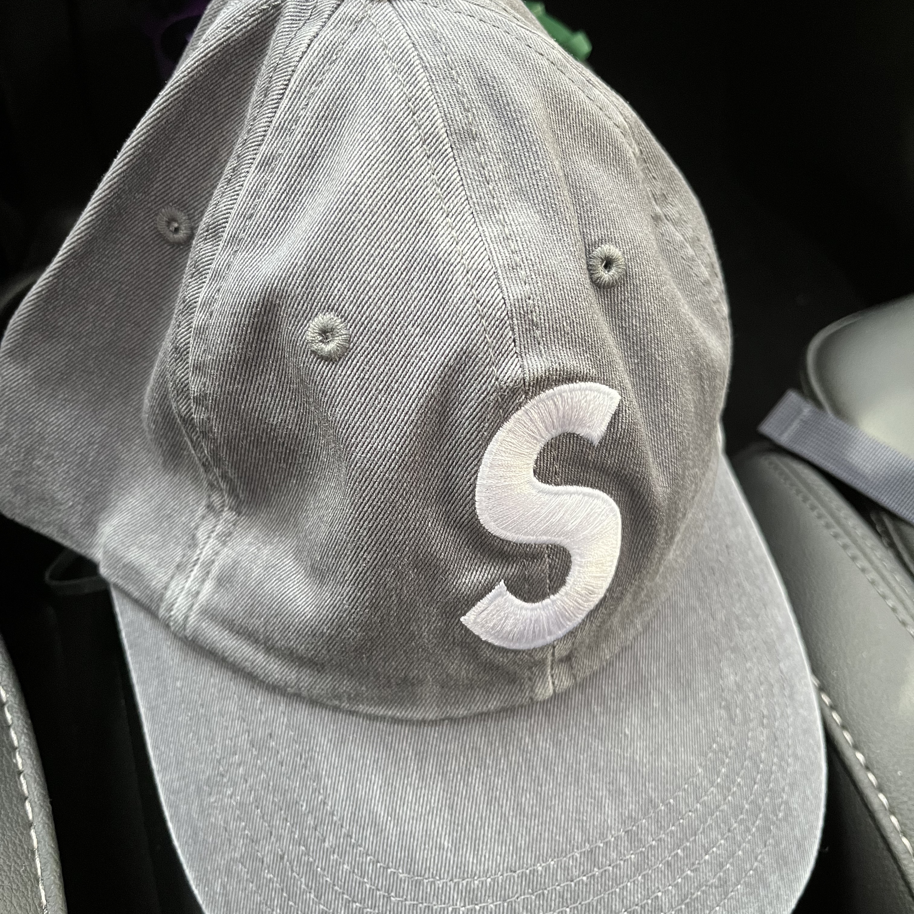Supreme Pigment Print S Logo 6-Panel Grey - 22FW 착용 스타일