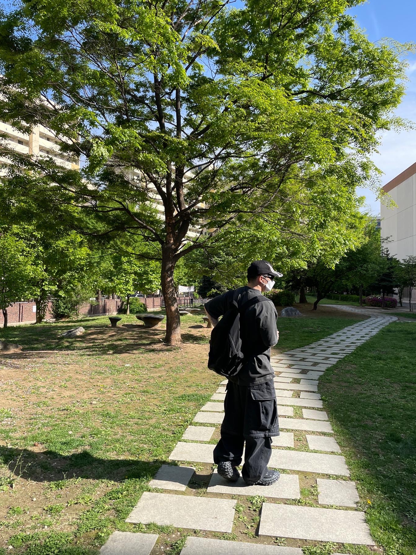 발렌시아가 디펜더 스니커즈 블랙, 이지 갭 엔지니어드 바이 발렌시아가 플레임 캡 블랙 착용 스타일 - 3