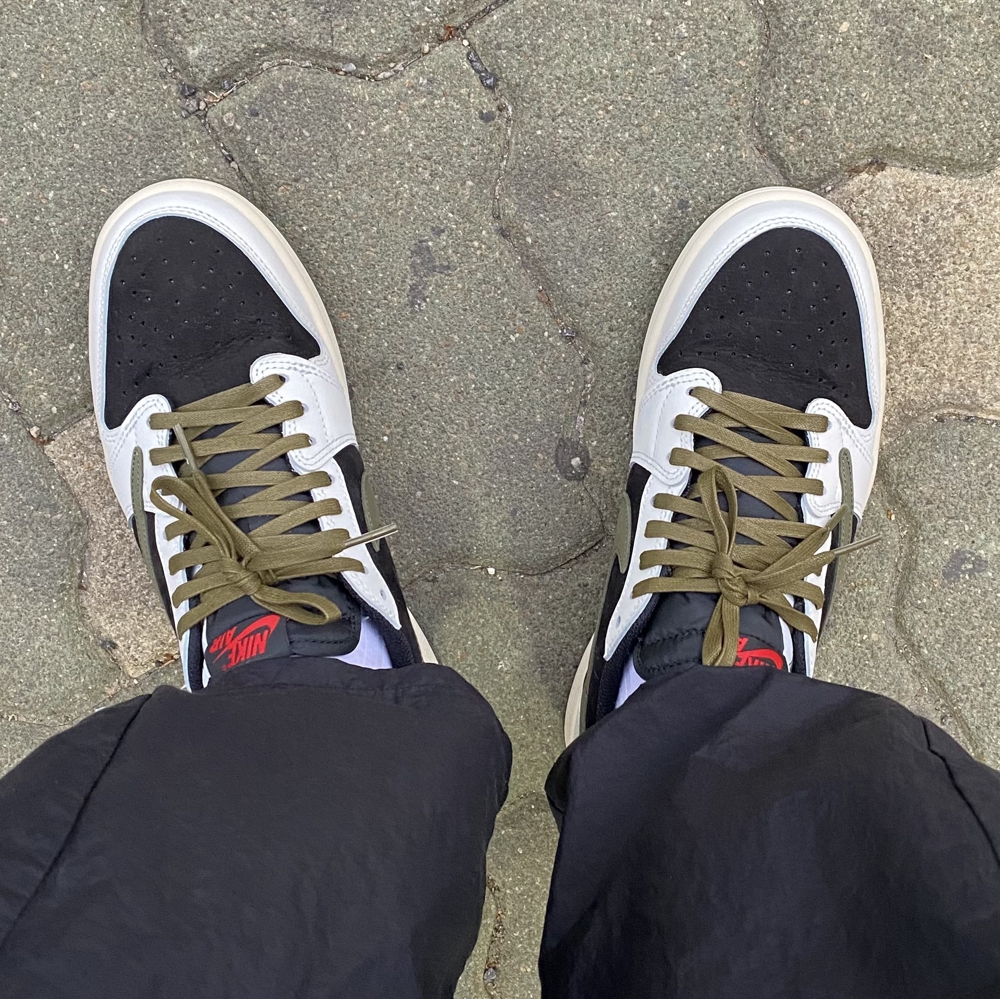 (W) Jordan 1 x Travis Scott Retro Low OG SP Medium Olive 착용 스타일 - 2