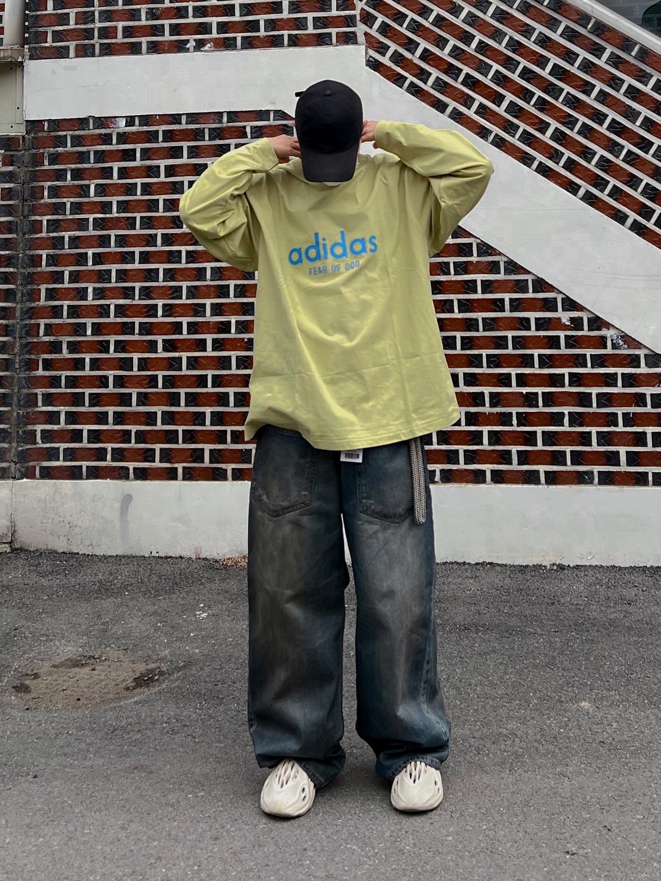 Adidas x Fear of God Innersect LS T-Shirt Green - US Sizing, Adidas Yeezy Foam RNNR Sand 착용 스타일 - 1