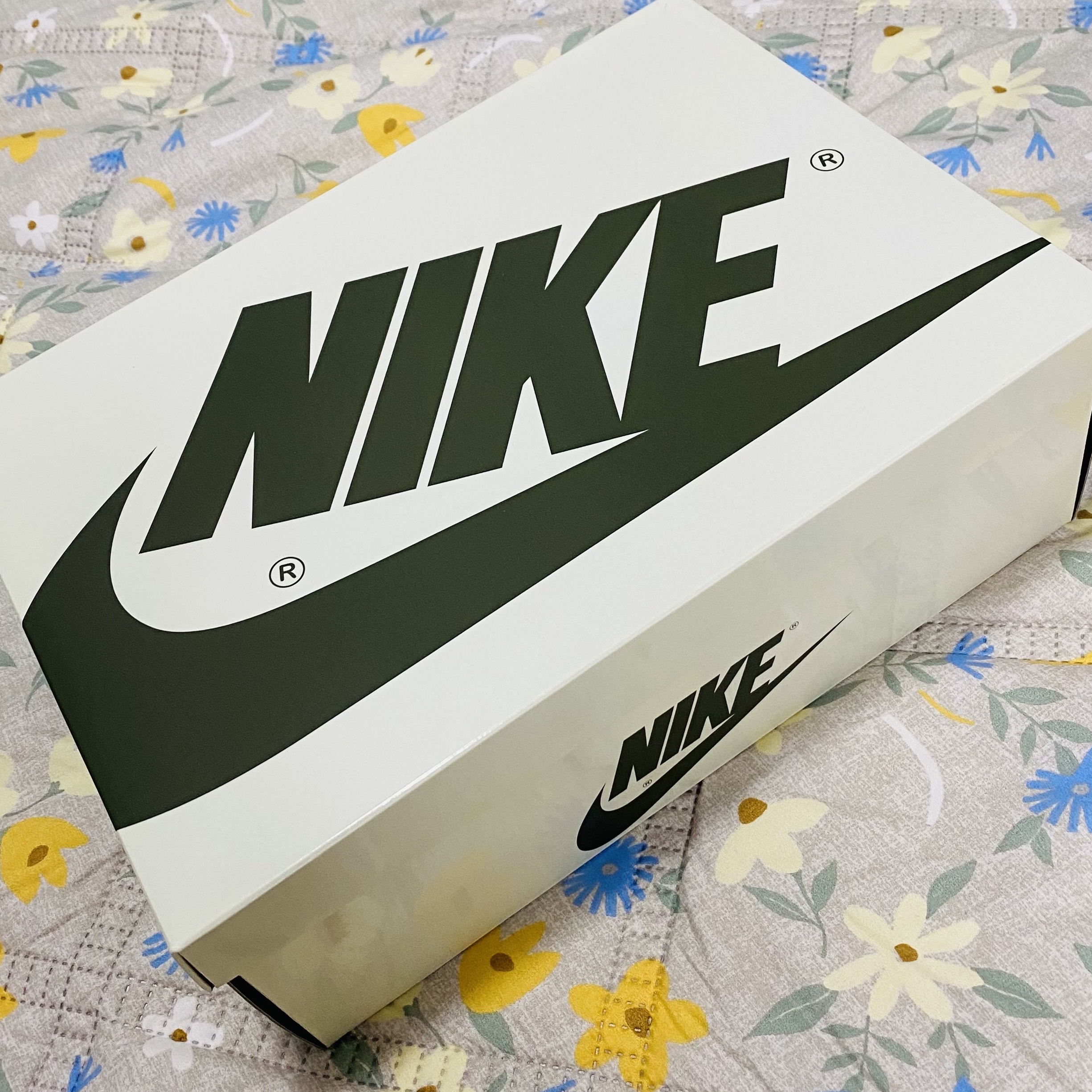 (W) Jordan 1 x Travis Scott Retro Low OG SP Medium Olive 착용 스타일 - 1