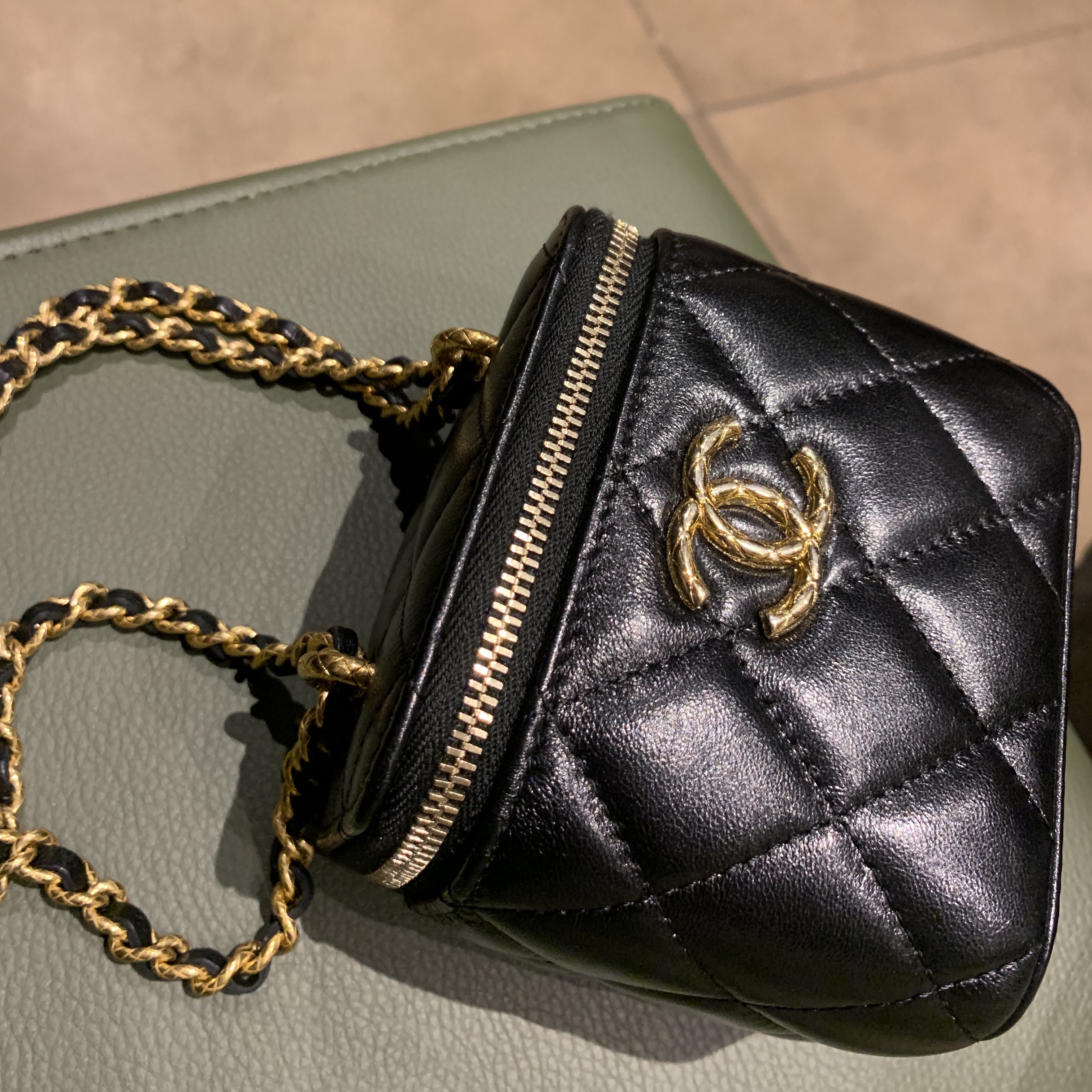 Chanel Small Vanity with Chain Lambskin & Gold Black 착용 스타일 - 1