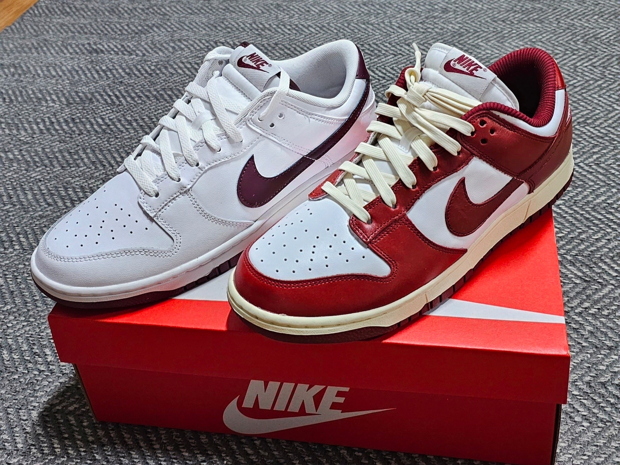 (W) Nike Dunk Low Retro PRM Team Red and White, Nike Dunk Low White Night Maroon 착용 스타일 - 2