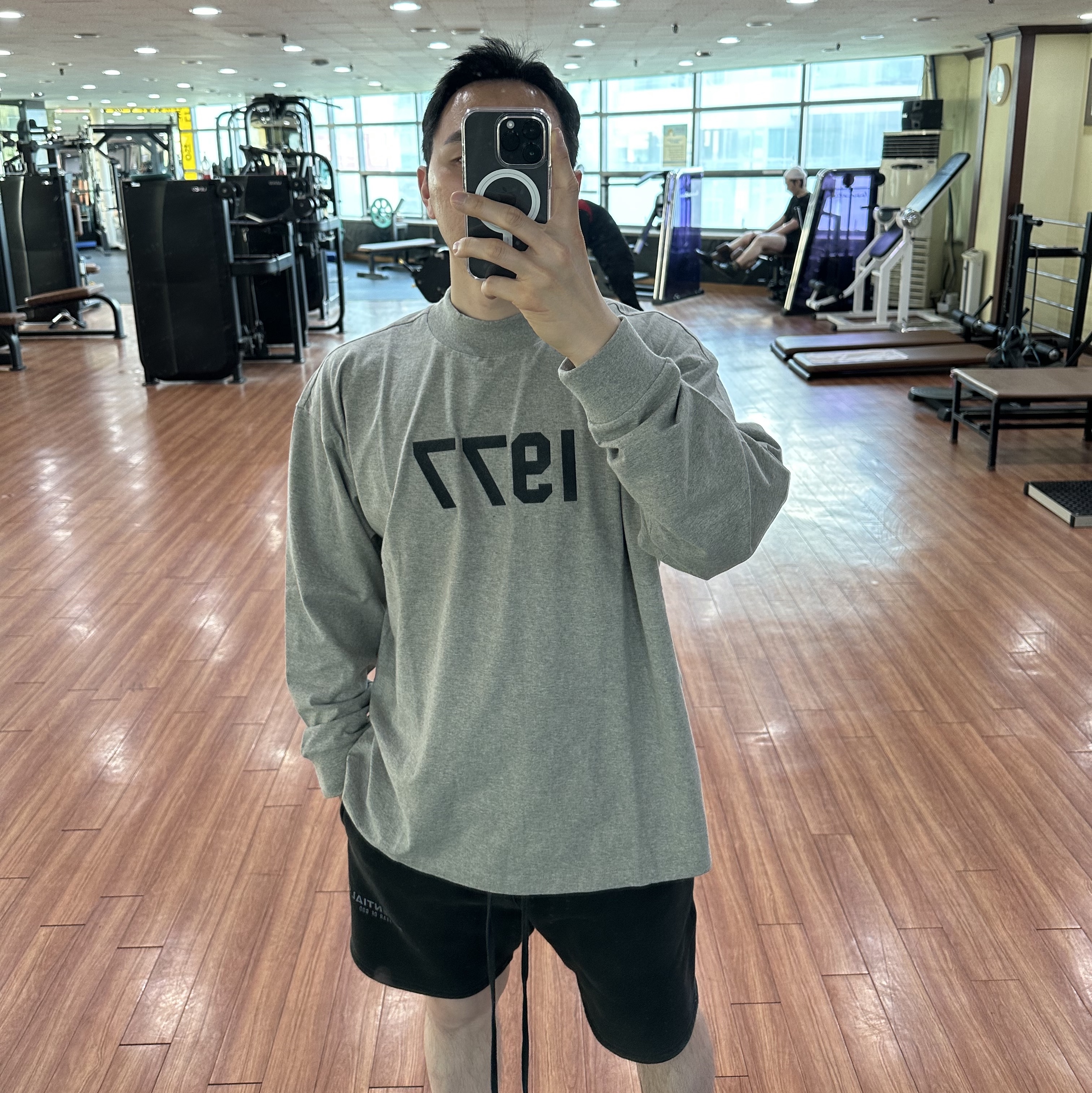Essentials 1977 Long Sleeve T-Shirt Dark Oatmeal - 22SS 착용 스타일