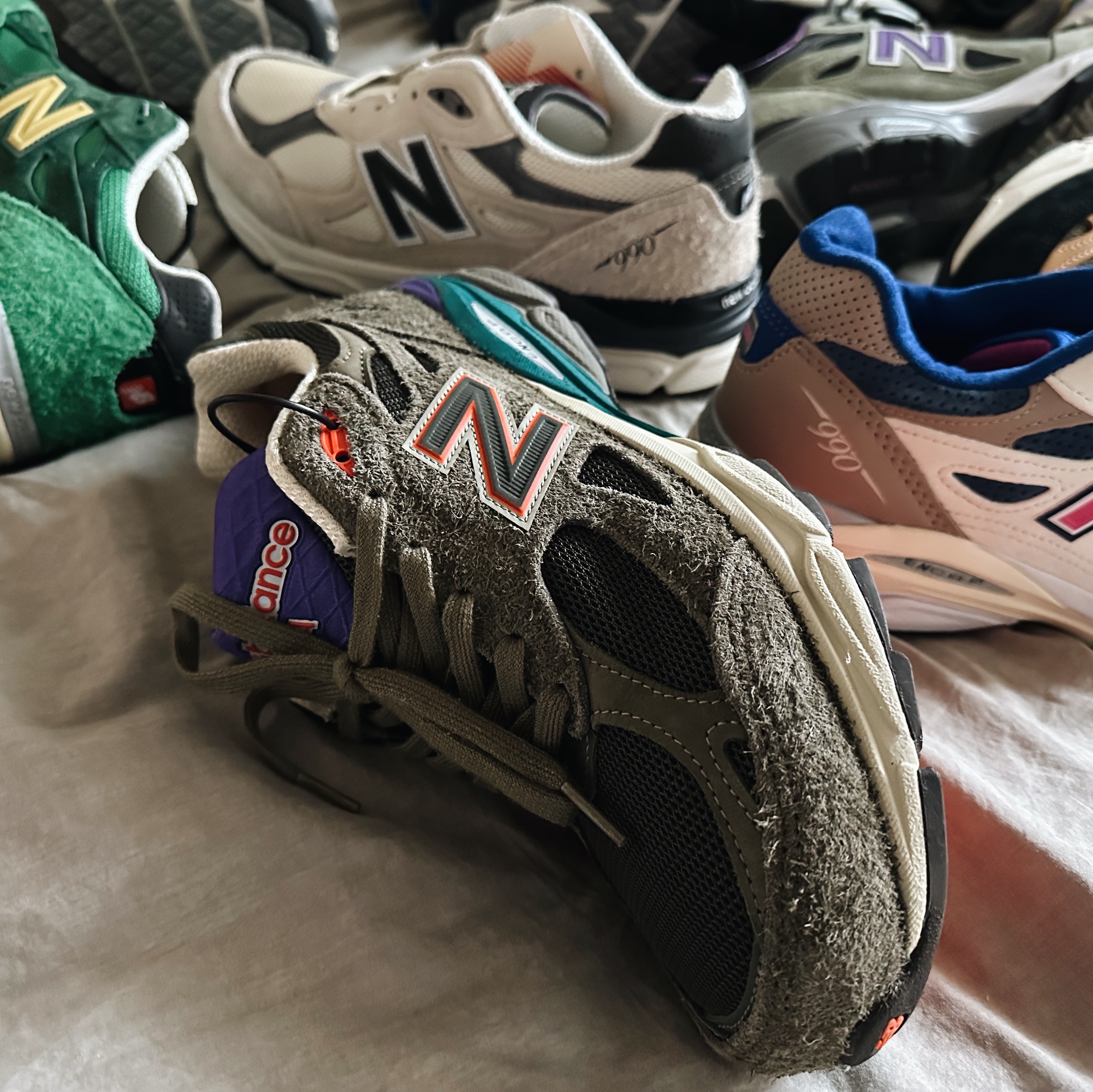 뉴발란스 990v3 메이드 인 USA 블랙 탄, 뉴발란스 990v3 메이드 인 USA 로우 애머시스트 착용 스타일 - 3