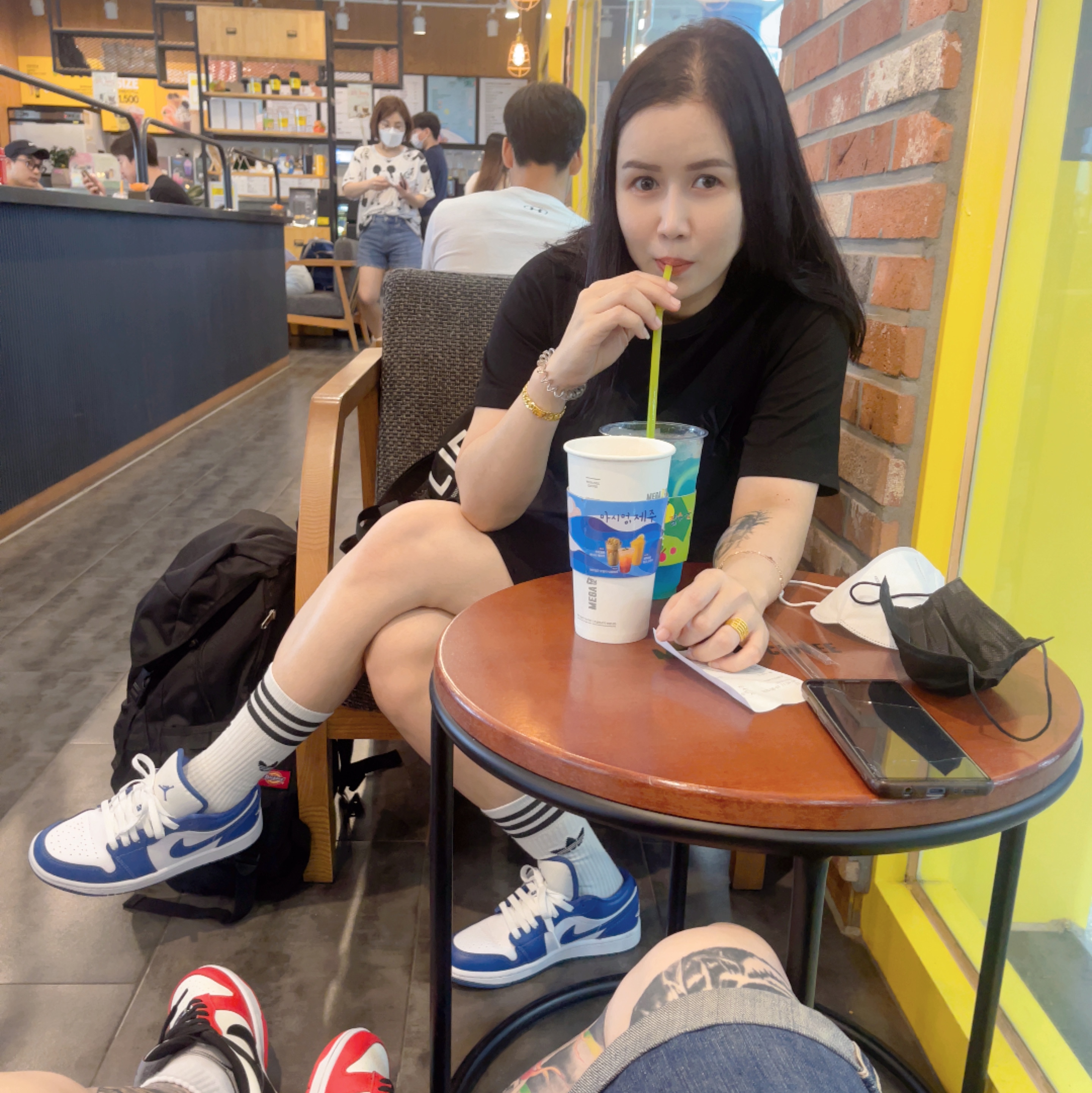(W) 조던 1 로우 화이트 다크 마리나 블루, 나이키 x NBA 덩크 로우 레트로 EMB 블랙 앤 칠리 레드 착용 스타일 - 3