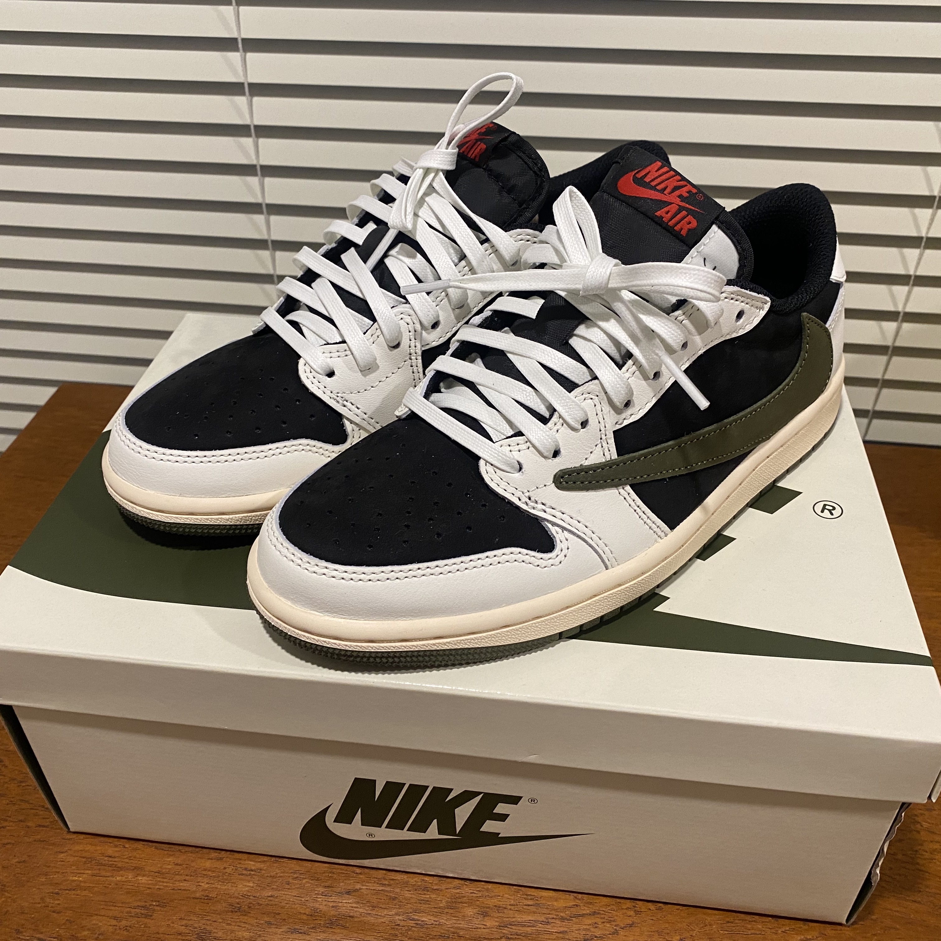 (W) Jordan 1 x Travis Scott Retro Low OG SP Medium Olive 착용 스타일 - 2