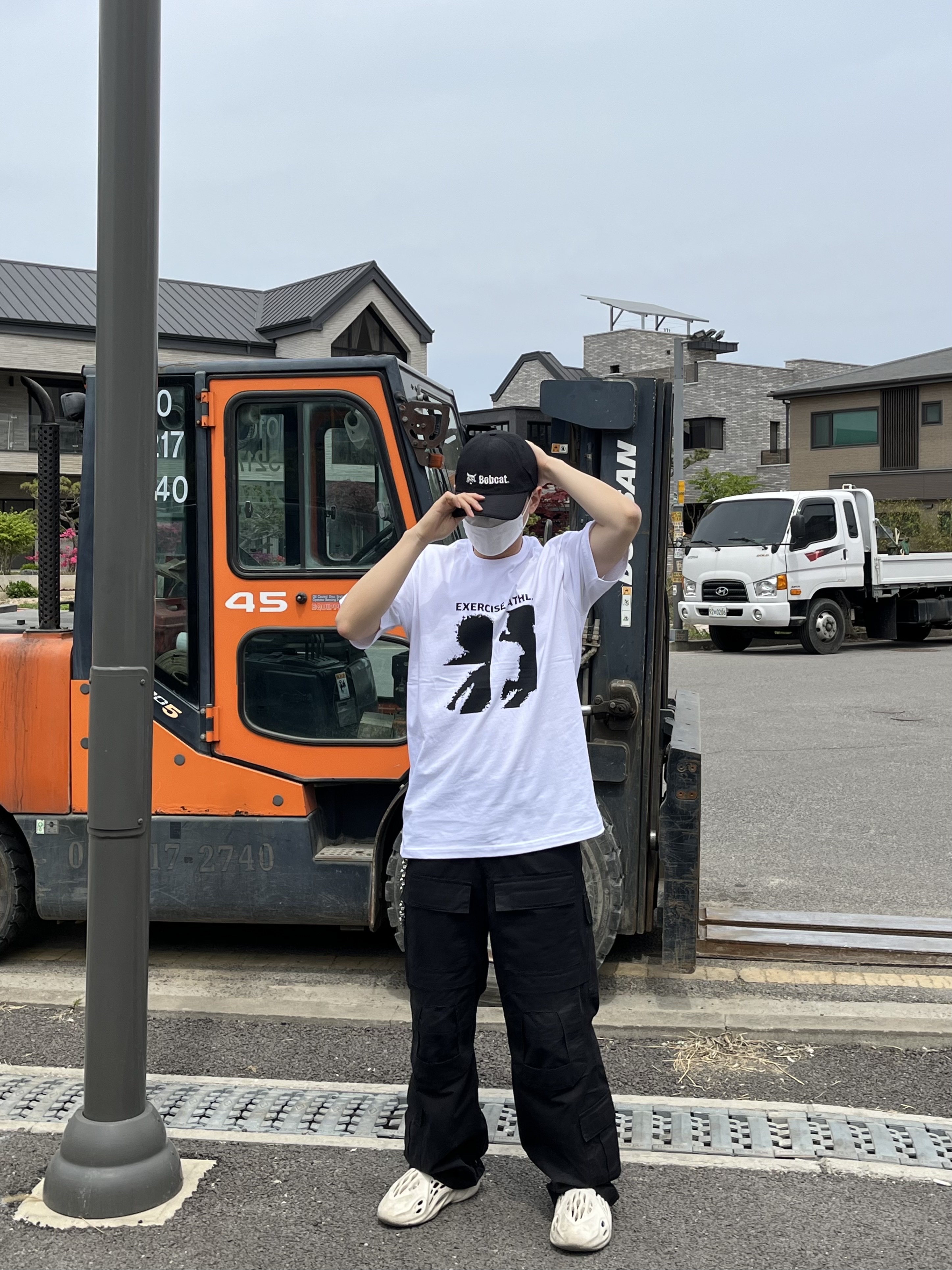 아디다스 이지 폼 러너 샌드 착용 스타일 - 2