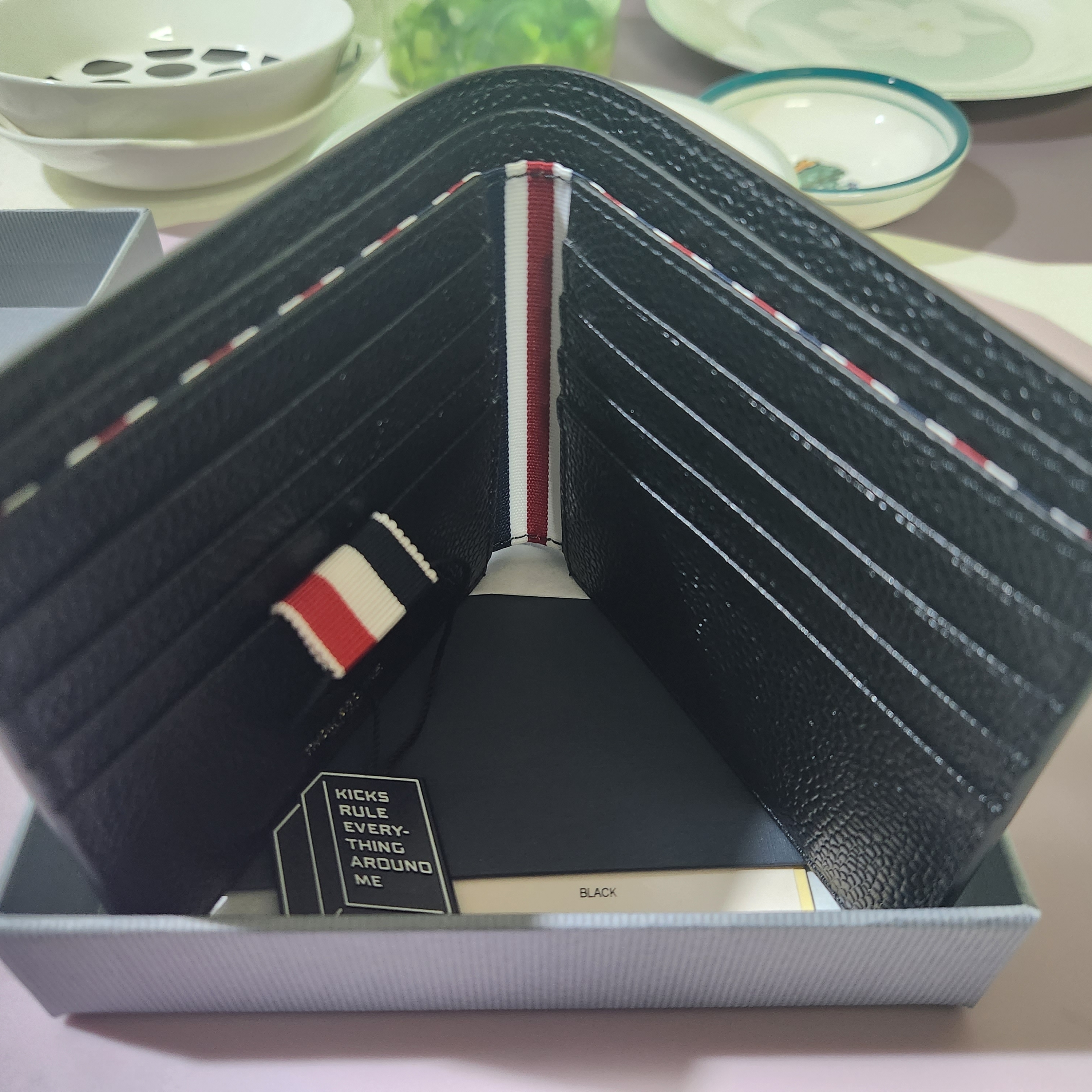Thom Browne Pebble Grain Bill Fold Wallet Black 착용 스타일