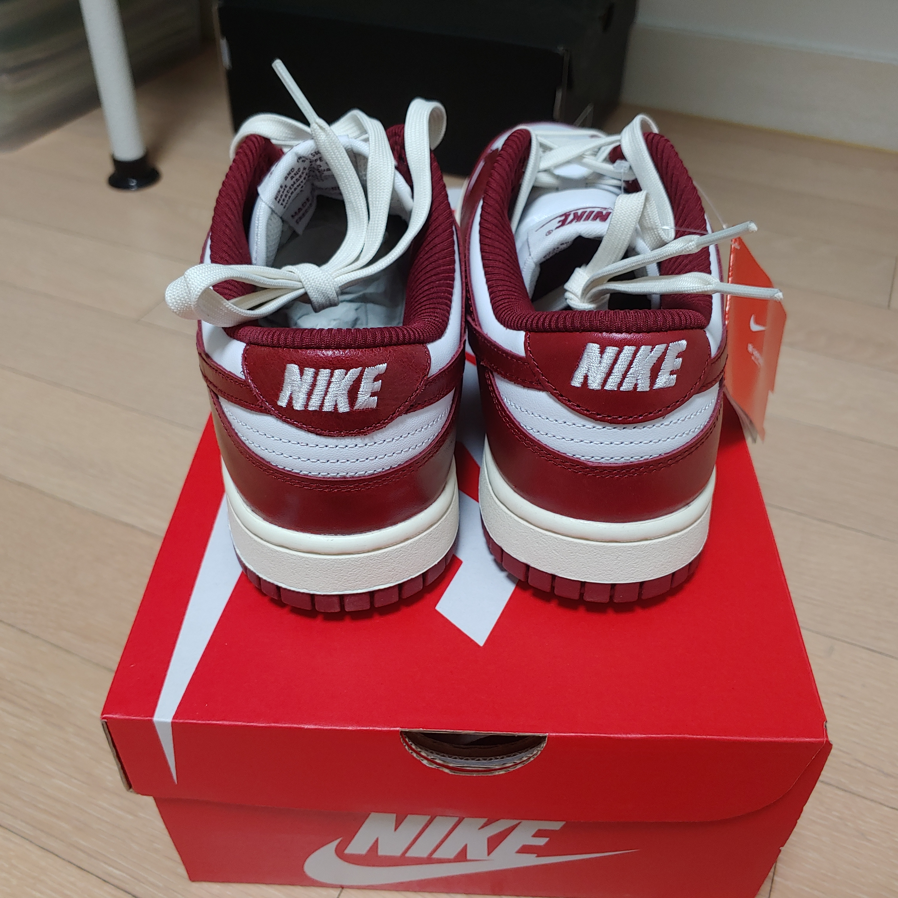 (W) Nike Dunk Low Retro PRM Team Red and White 착용 스타일 - 4
