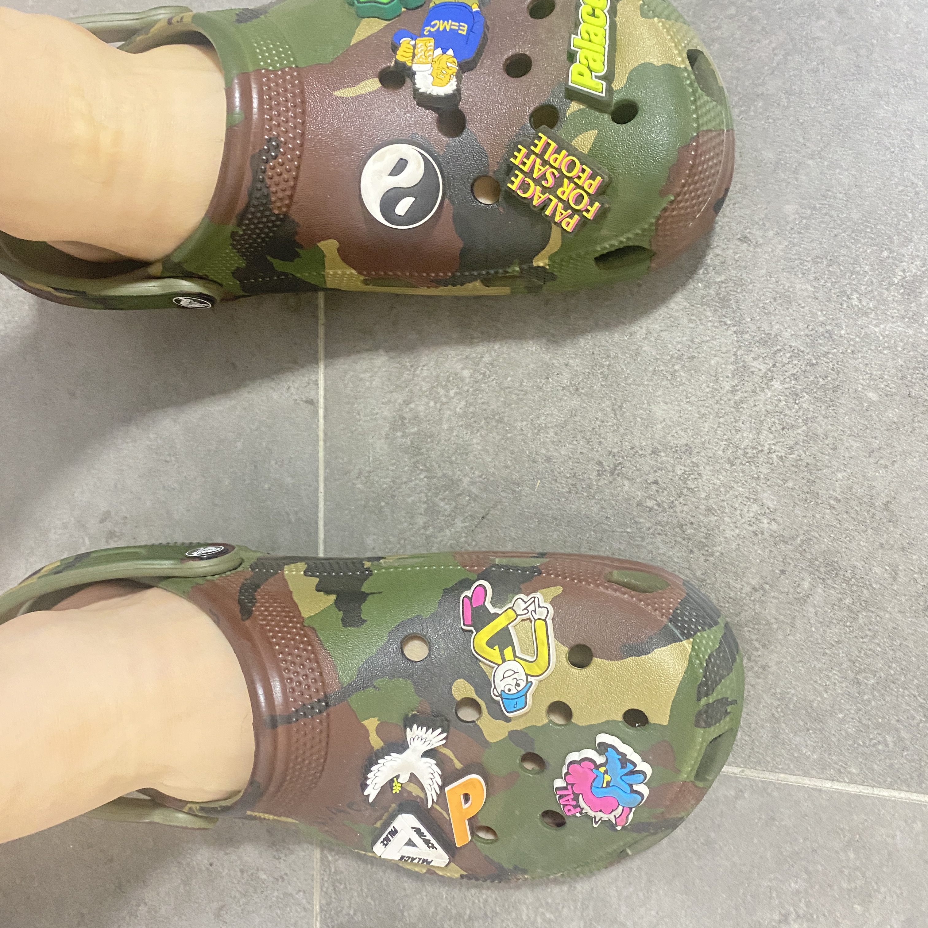 Crocs x Palace Classic Clog Woodland Camo 착용 스타일