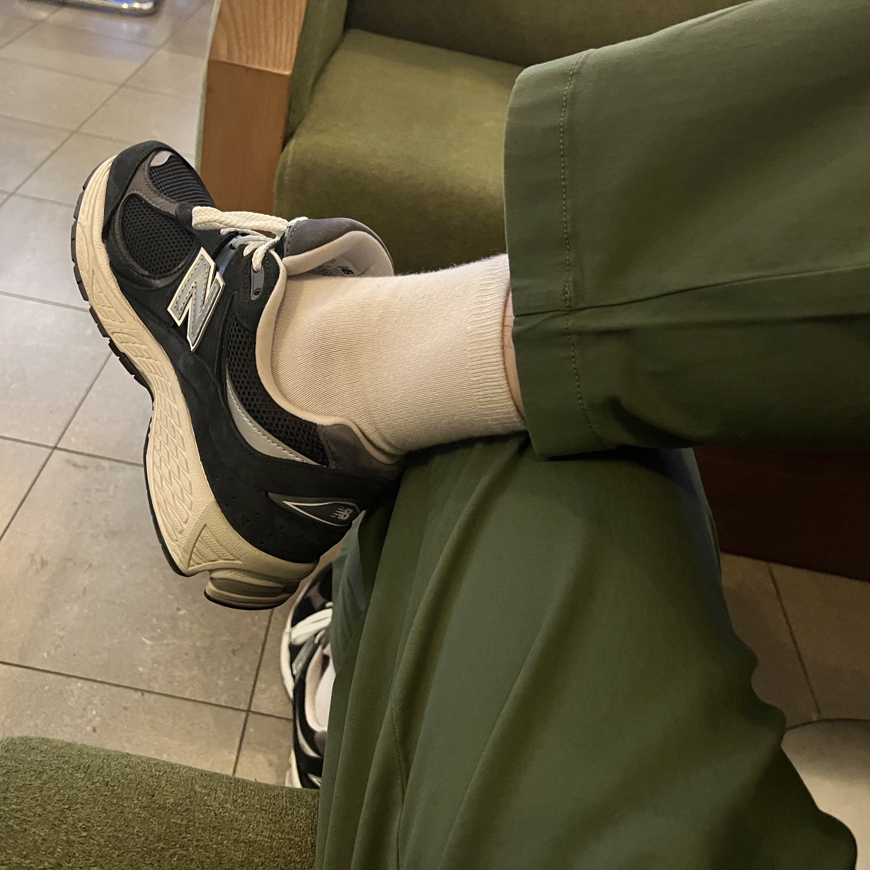 New Balance 2002R Premium Vintage Black 착용 스타일