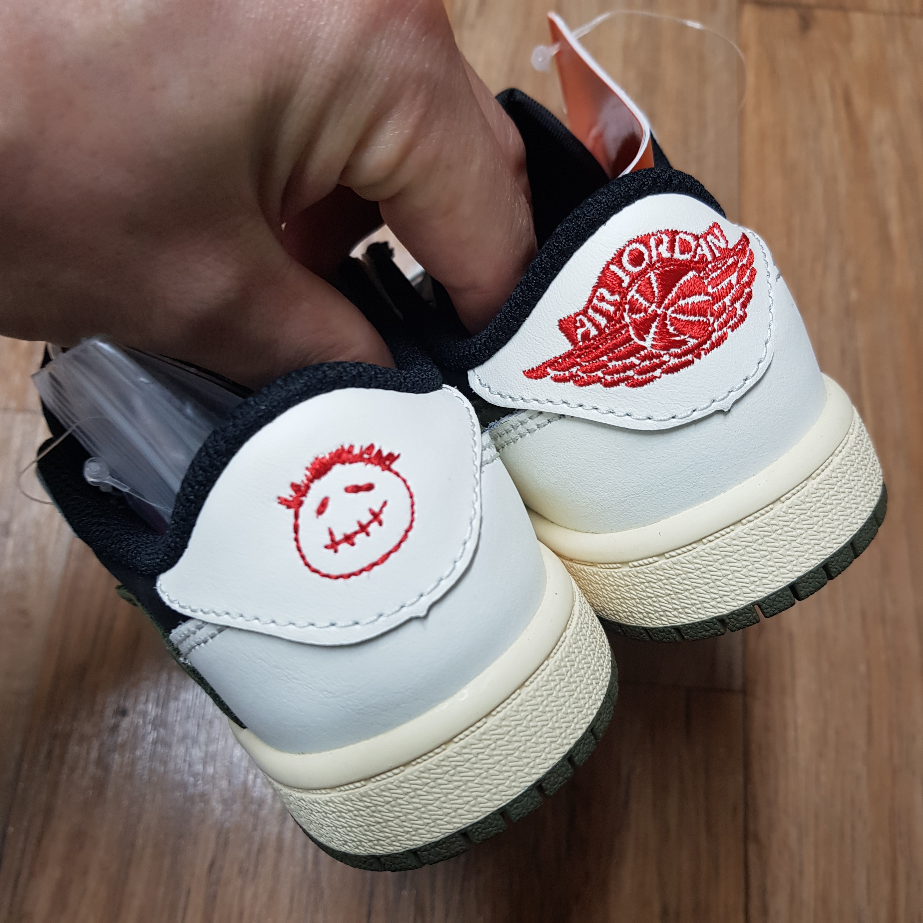 (PS) Jordan 1 x Travis Scott Retro Low OG SP Medium Olive 착용 스타일 - 3