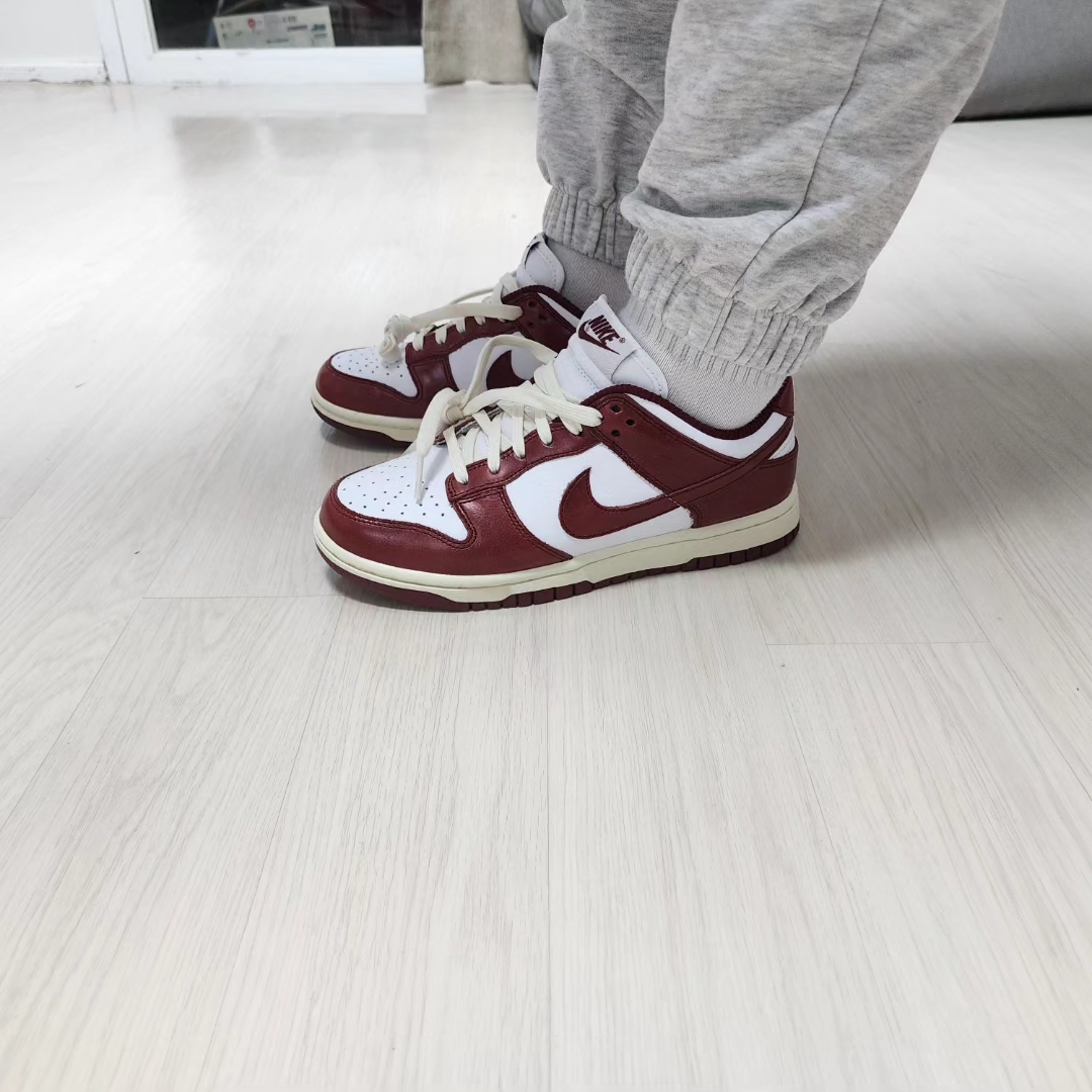 (W) Nike Dunk Low Retro PRM Team Red and White 착용 스타일 - 2