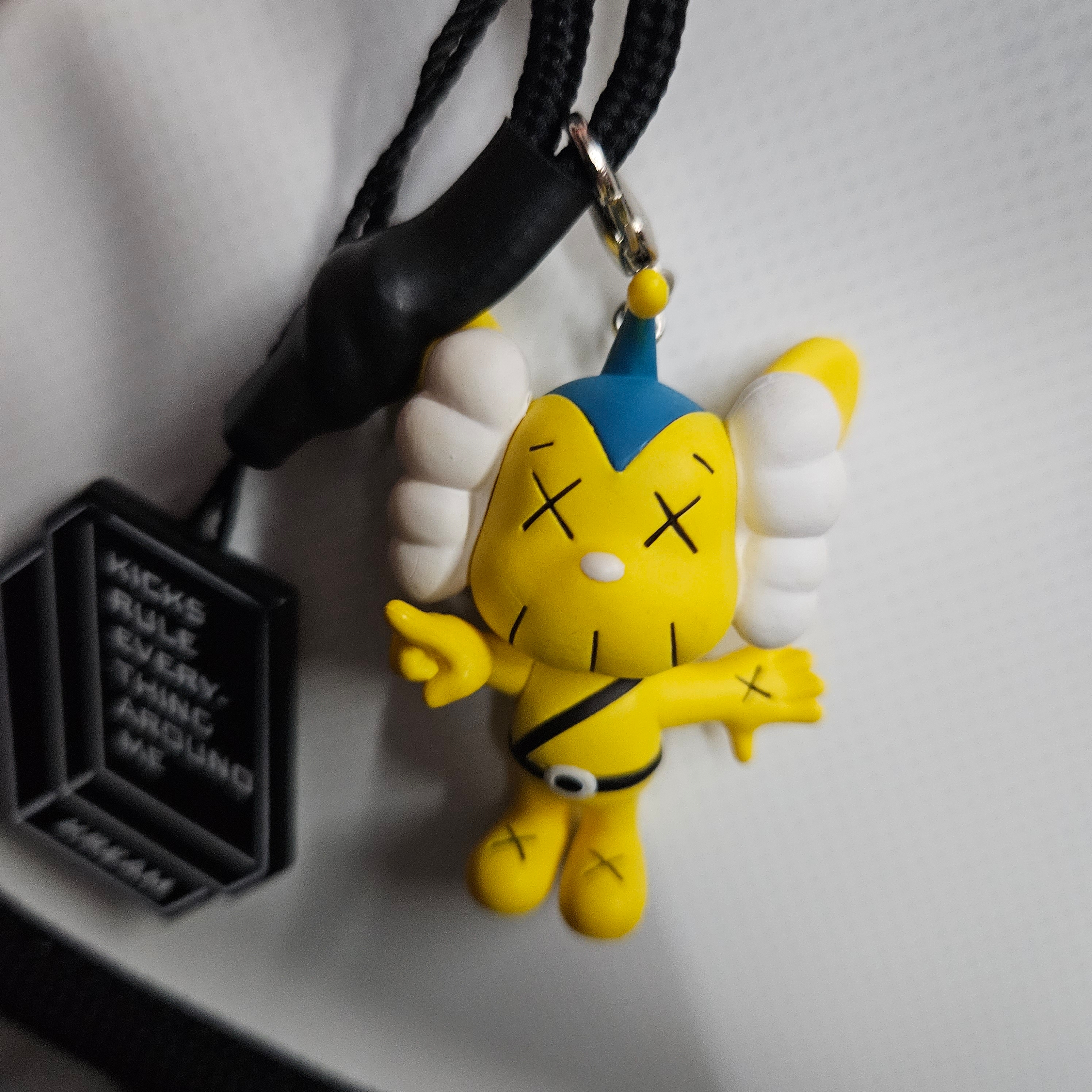 Kaws Tokyo First JPP Keychain Yellow 착용 스타일