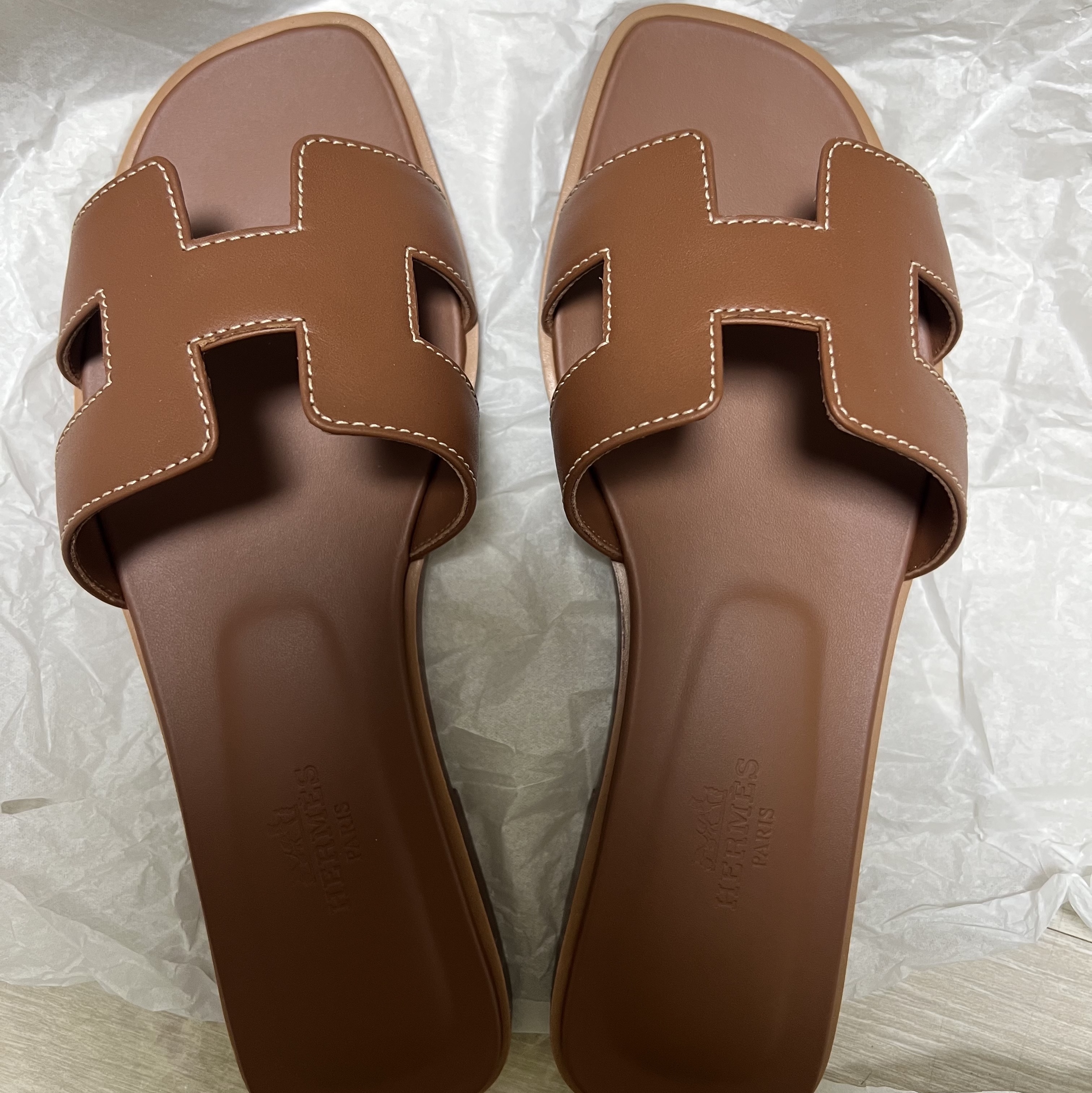(W) Hermes Oran Sandal Calfskin & Gold Piqures Ecrues 착용 스타일 - 2