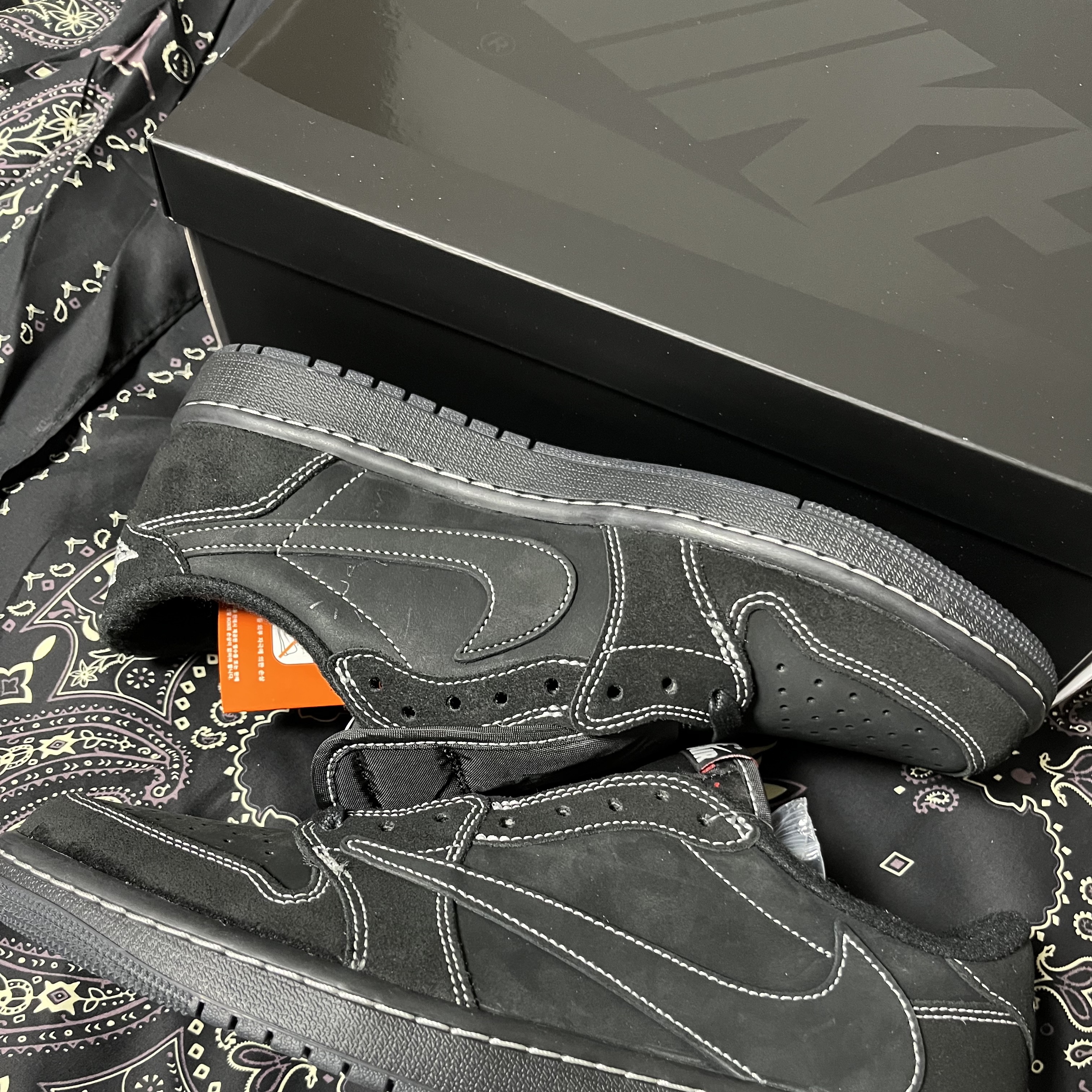 Jordan 1 x Travis Scott Retro Low OG SP Black Phantom 착용 스타일 - 1